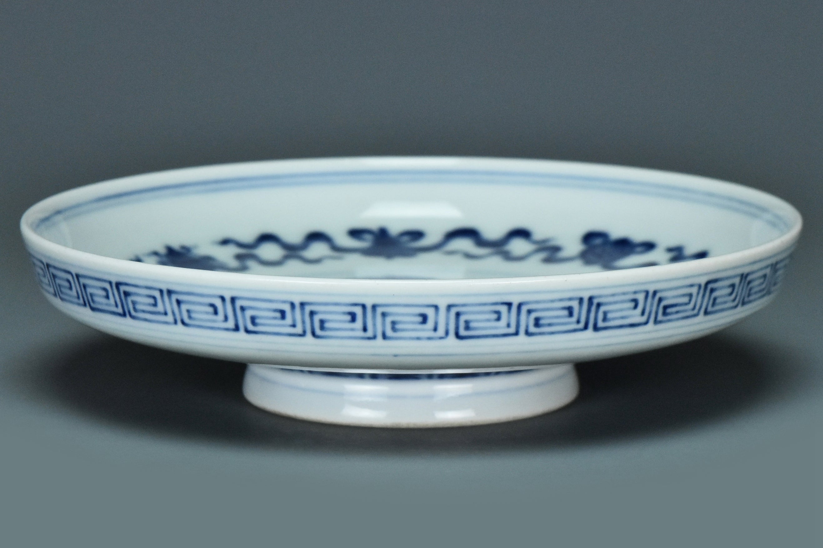 R170: A CHINESE QING DYNASTY STYLE BLUE AND WHITE DISH QIANLONG MARK