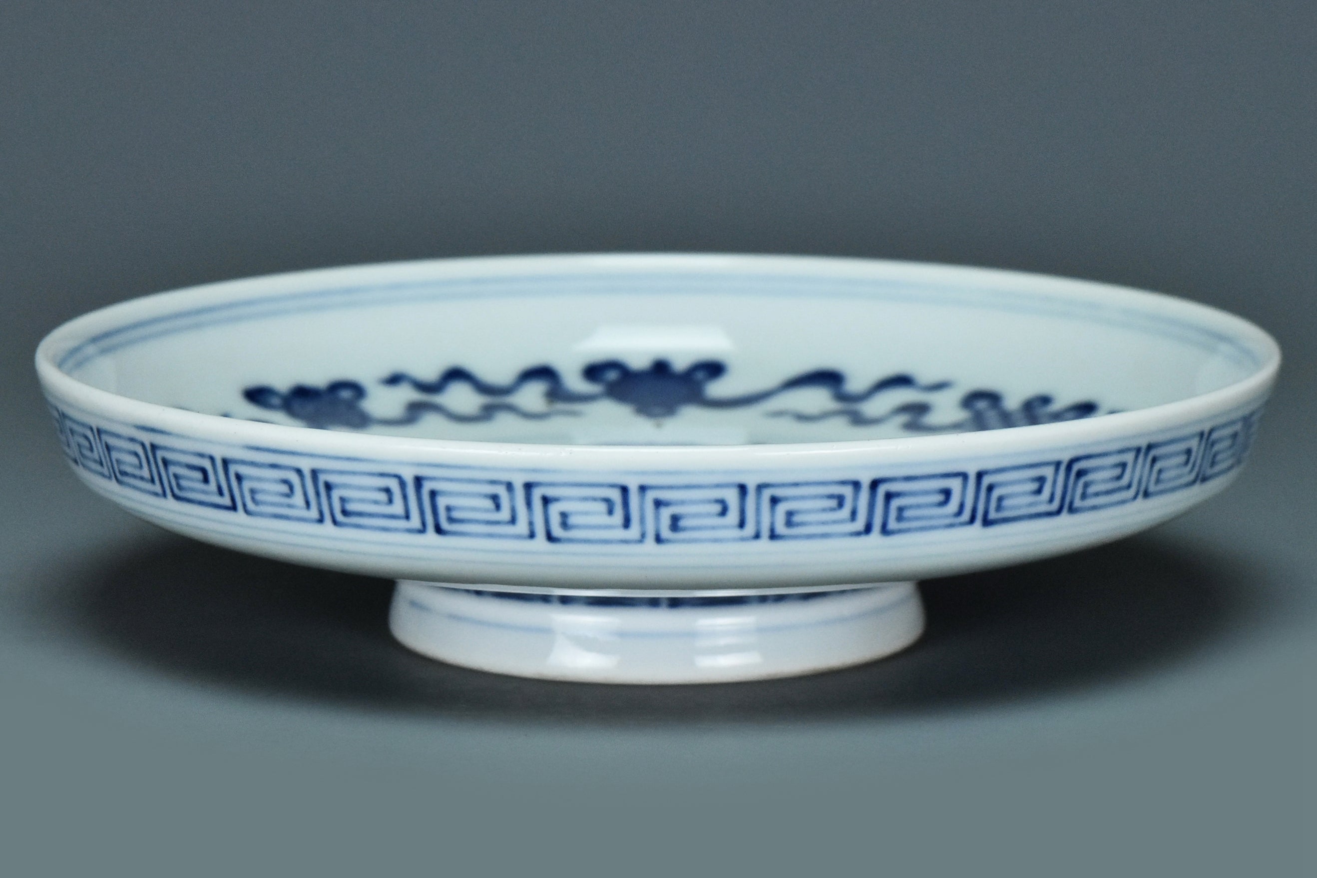 R170: A CHINESE QING DYNASTY STYLE BLUE AND WHITE DISH QIANLONG MARK