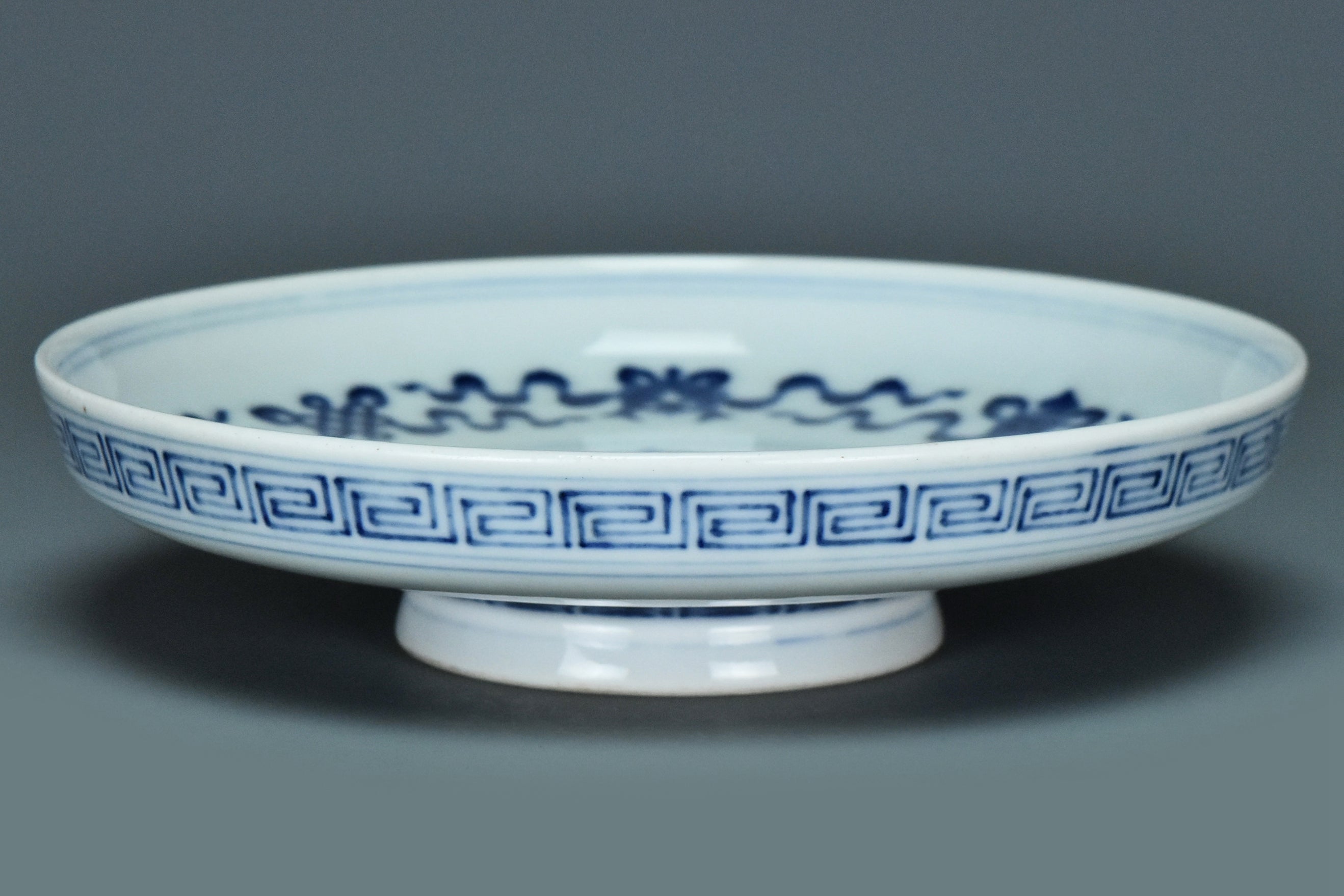 R170: A CHINESE QING DYNASTY STYLE BLUE AND WHITE DISH QIANLONG MARK