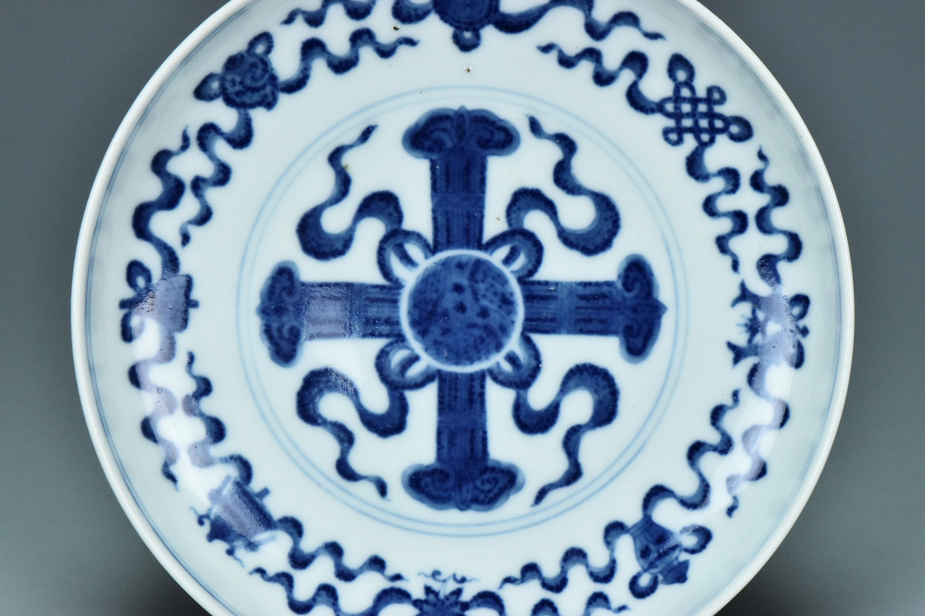 R170: A CHINESE QING DYNASTY STYLE BLUE AND WHITE DISH QIANLONG MARK