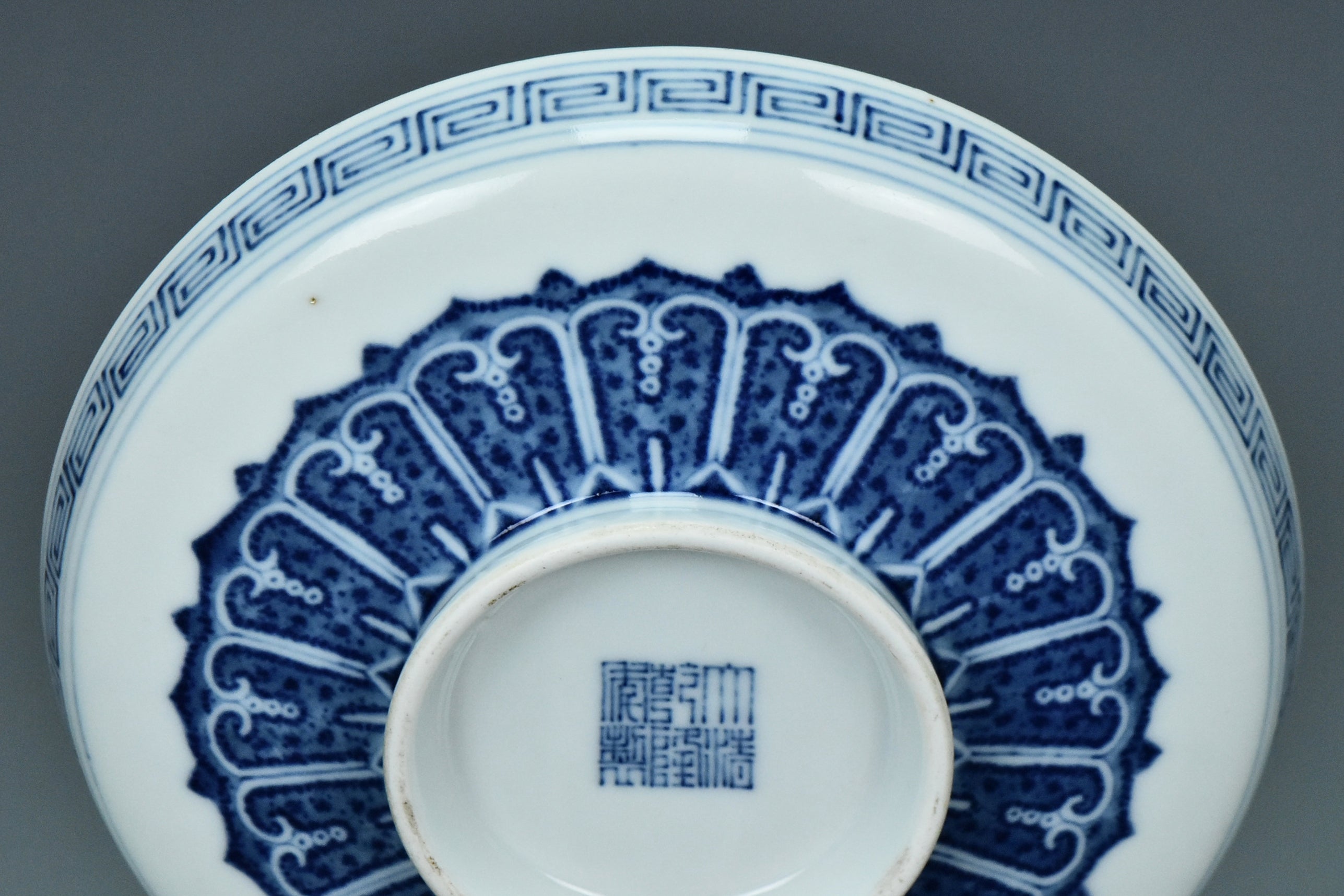 R170: A CHINESE QING DYNASTY STYLE BLUE AND WHITE DISH QIANLONG MARK