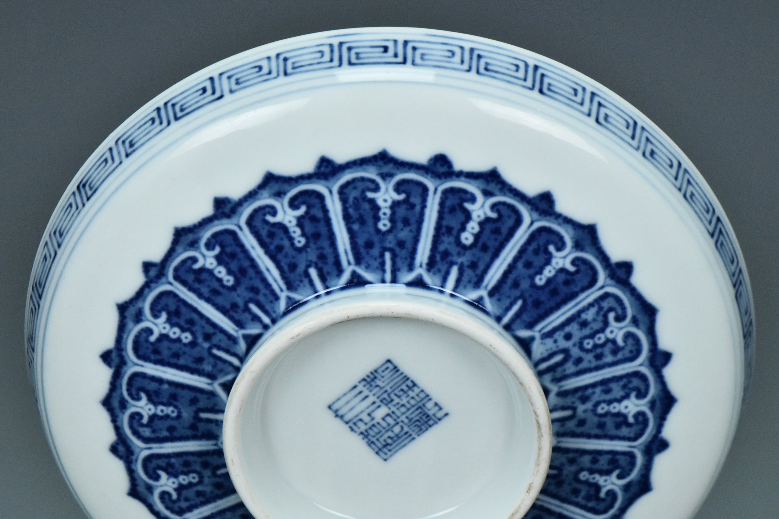 R170: A CHINESE QING DYNASTY STYLE BLUE AND WHITE DISH QIANLONG MARK