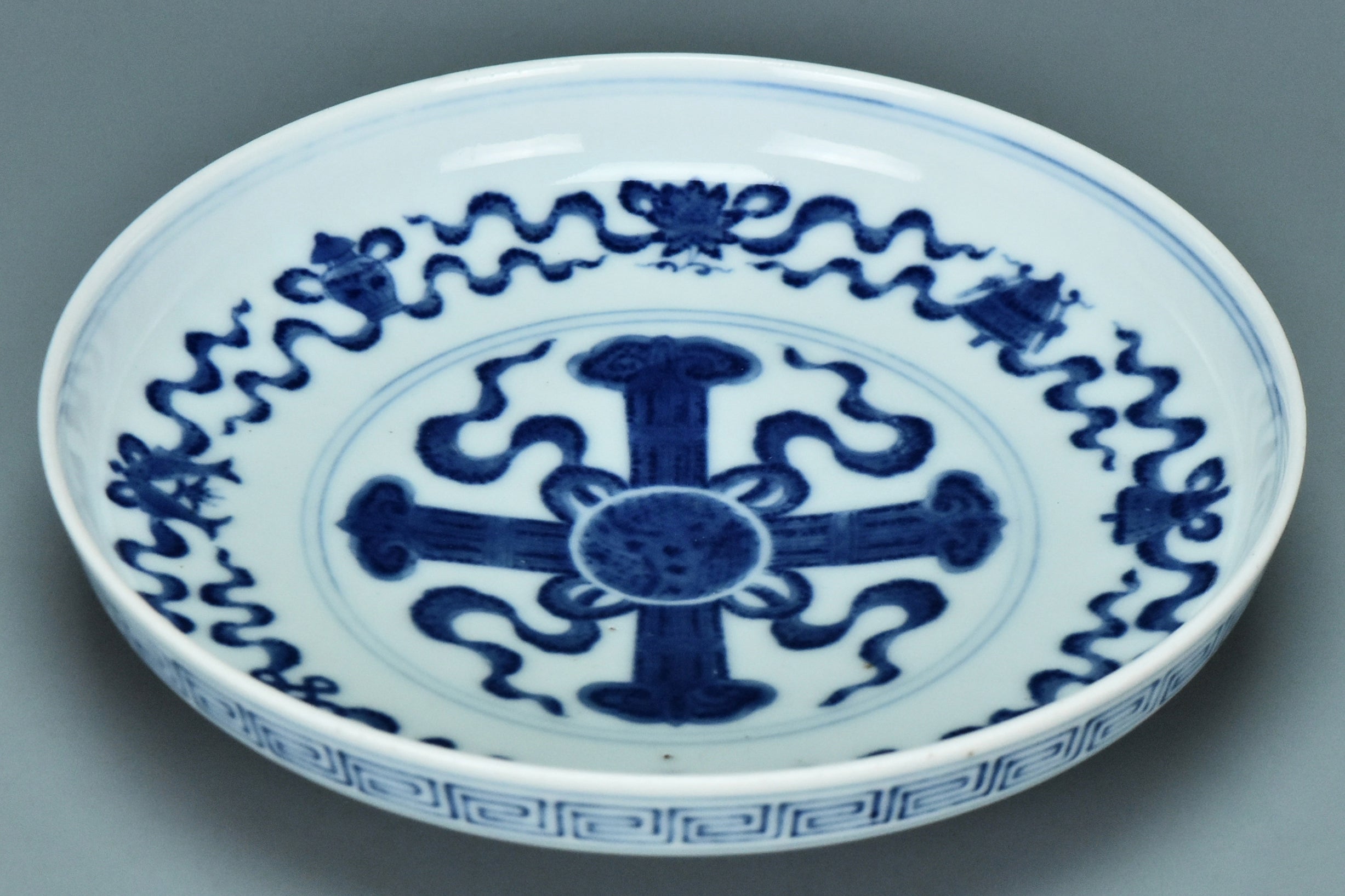 R170: A CHINESE QING DYNASTY STYLE BLUE AND WHITE DISH QIANLONG MARK