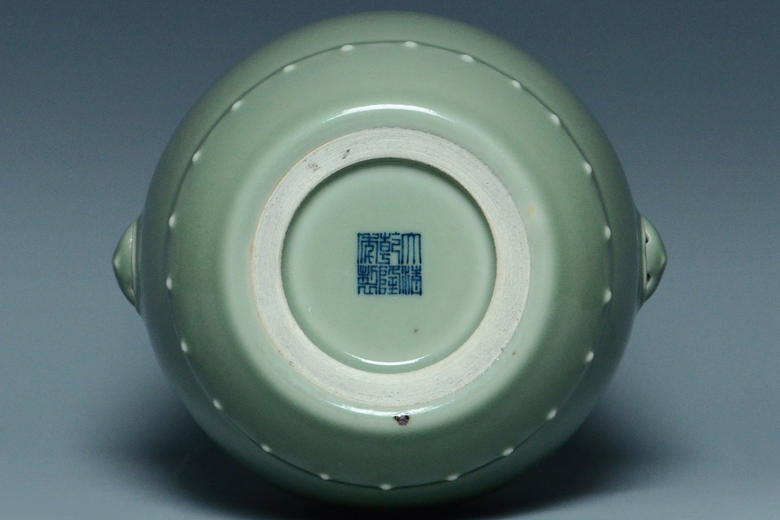 R276: A CHINESE QING DYNASTY STYLE CELADON GLAZED DRUM SHAPED VASE QIANLONG MARK