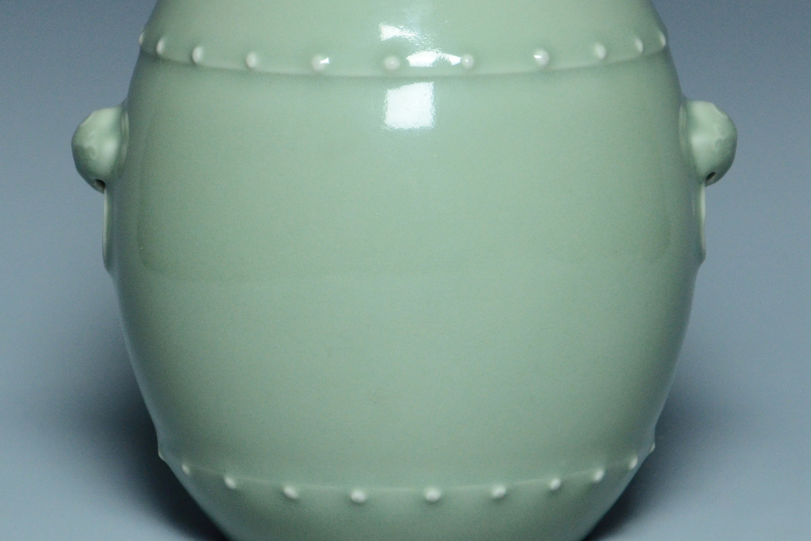 R276: A CHINESE QING DYNASTY STYLE CELADON GLAZED DRUM SHAPED VASE QIANLONG MARK