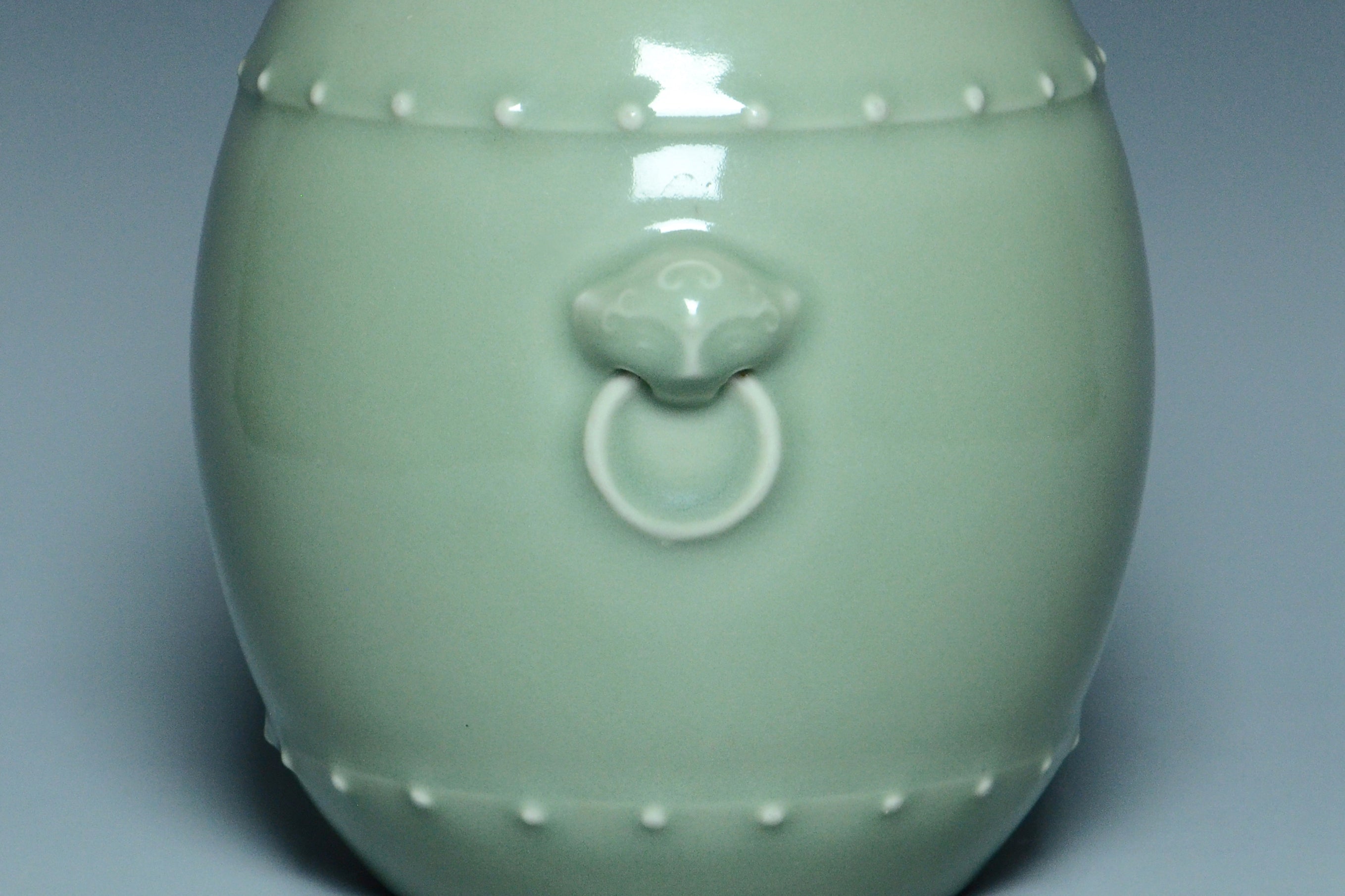 R276: A CHINESE QING DYNASTY STYLE CELADON GLAZED DRUM SHAPED VASE QIANLONG MARK