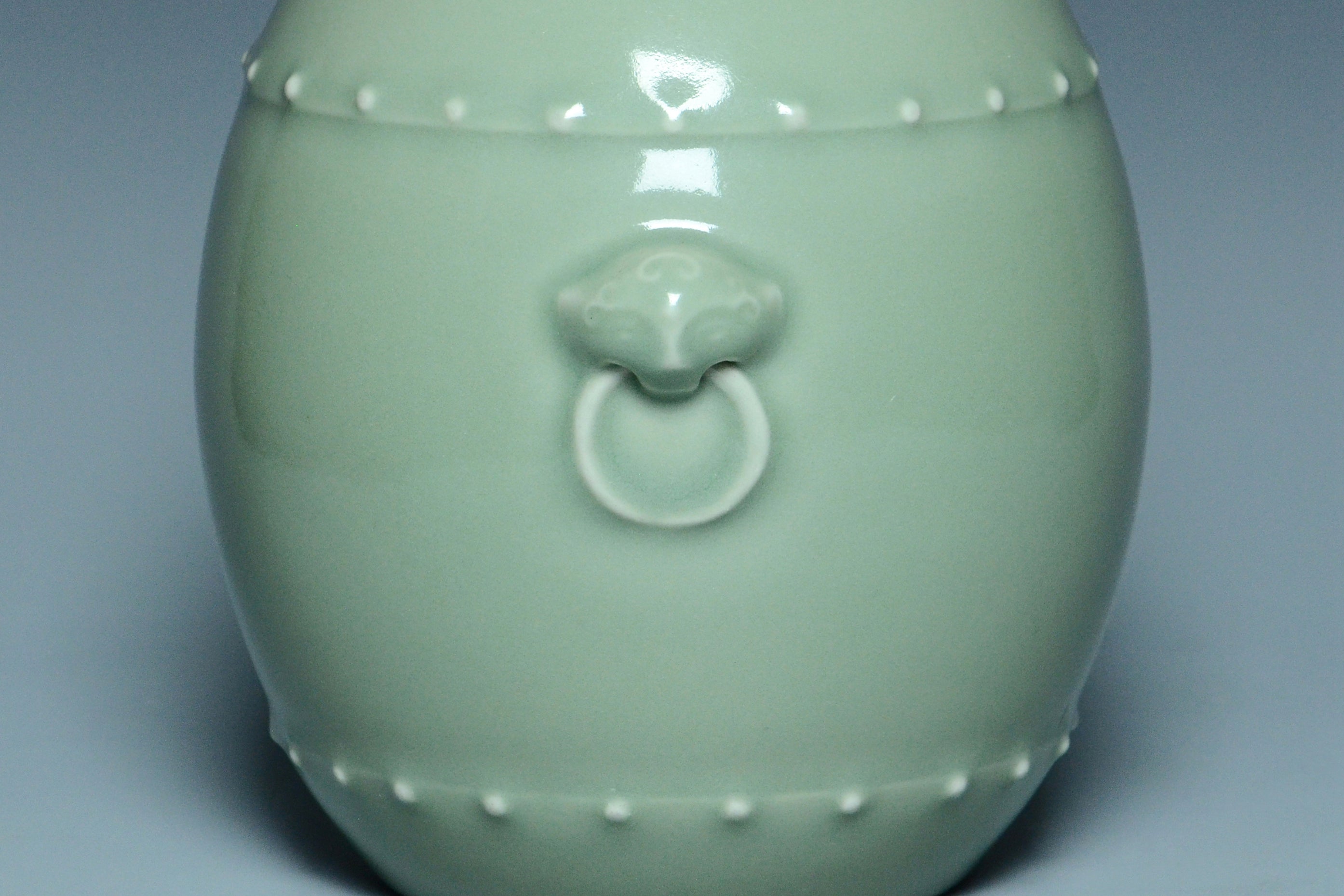 R276: A CHINESE QING DYNASTY STYLE CELADON GLAZED DRUM SHAPED VASE QIANLONG MARK