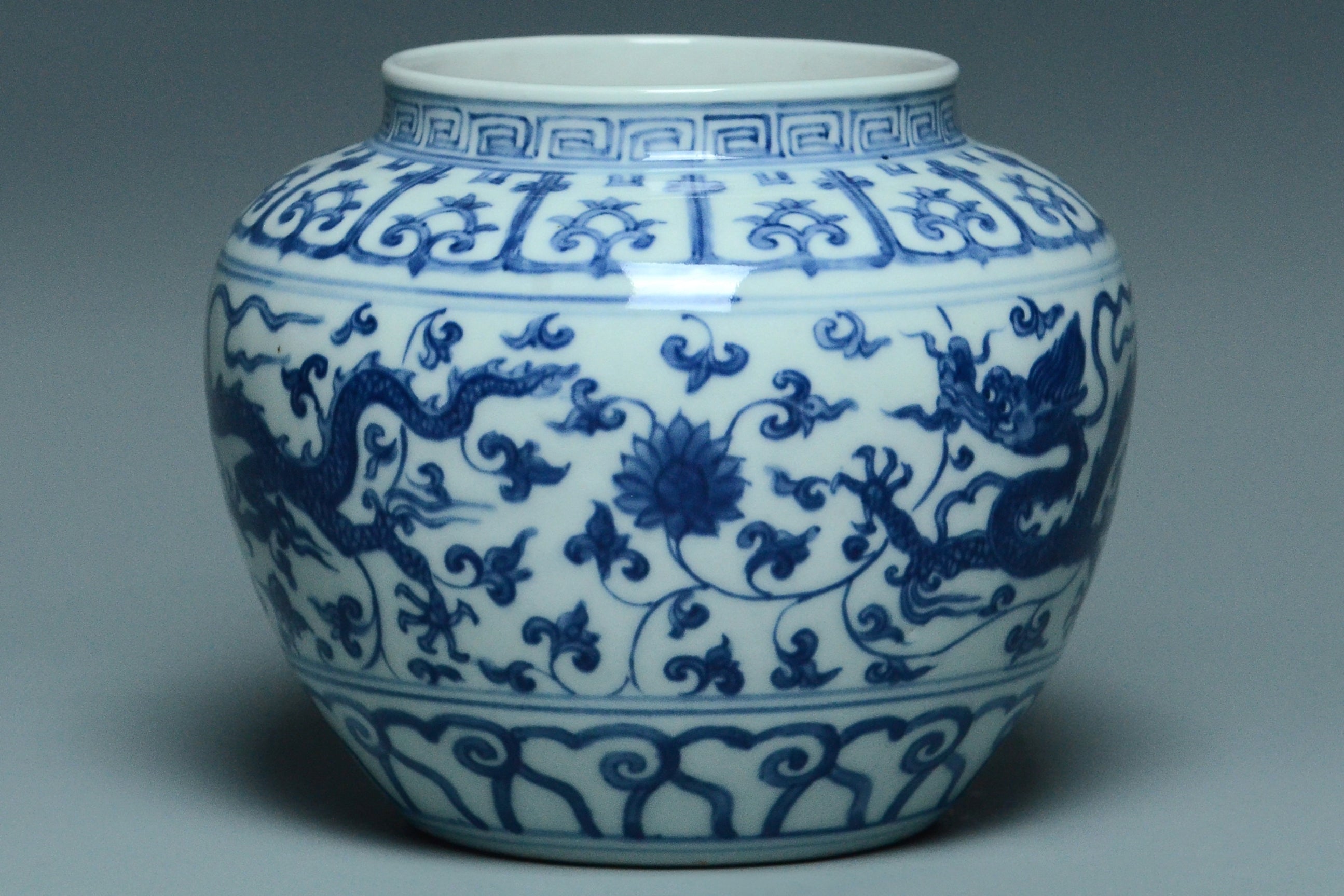 R277: A CHINESE MING DYNASTY STYLE DRAGON JAR JIAJING MARK