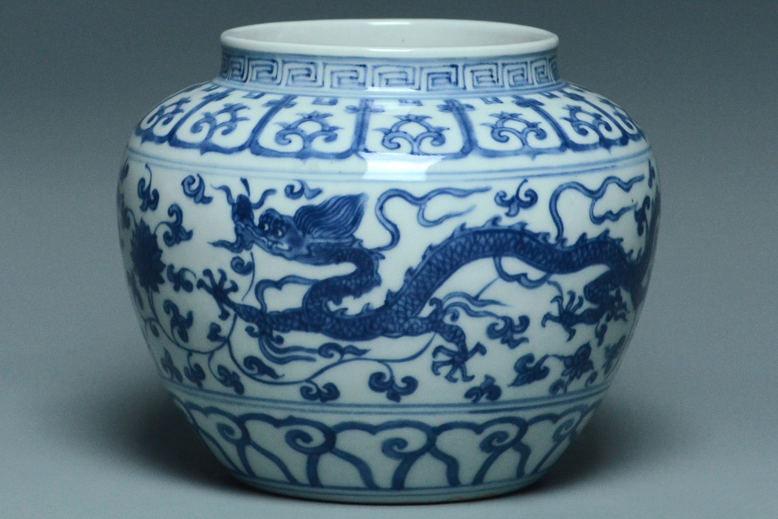 R277: A CHINESE MING DYNASTY STYLE DRAGON JAR JIAJING MARK