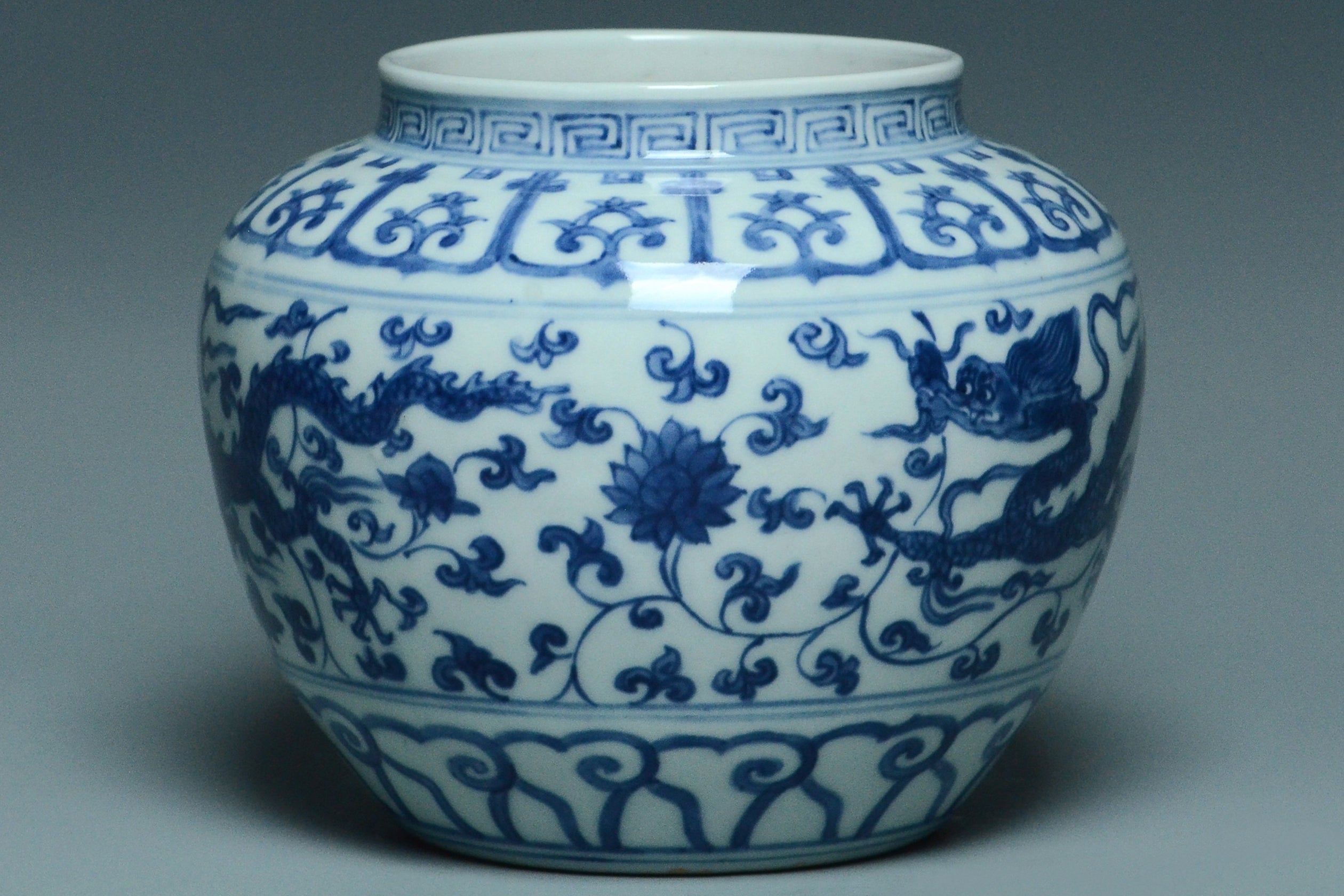 R277: A CHINESE MING DYNASTY STYLE DRAGON JAR JIAJING MARK