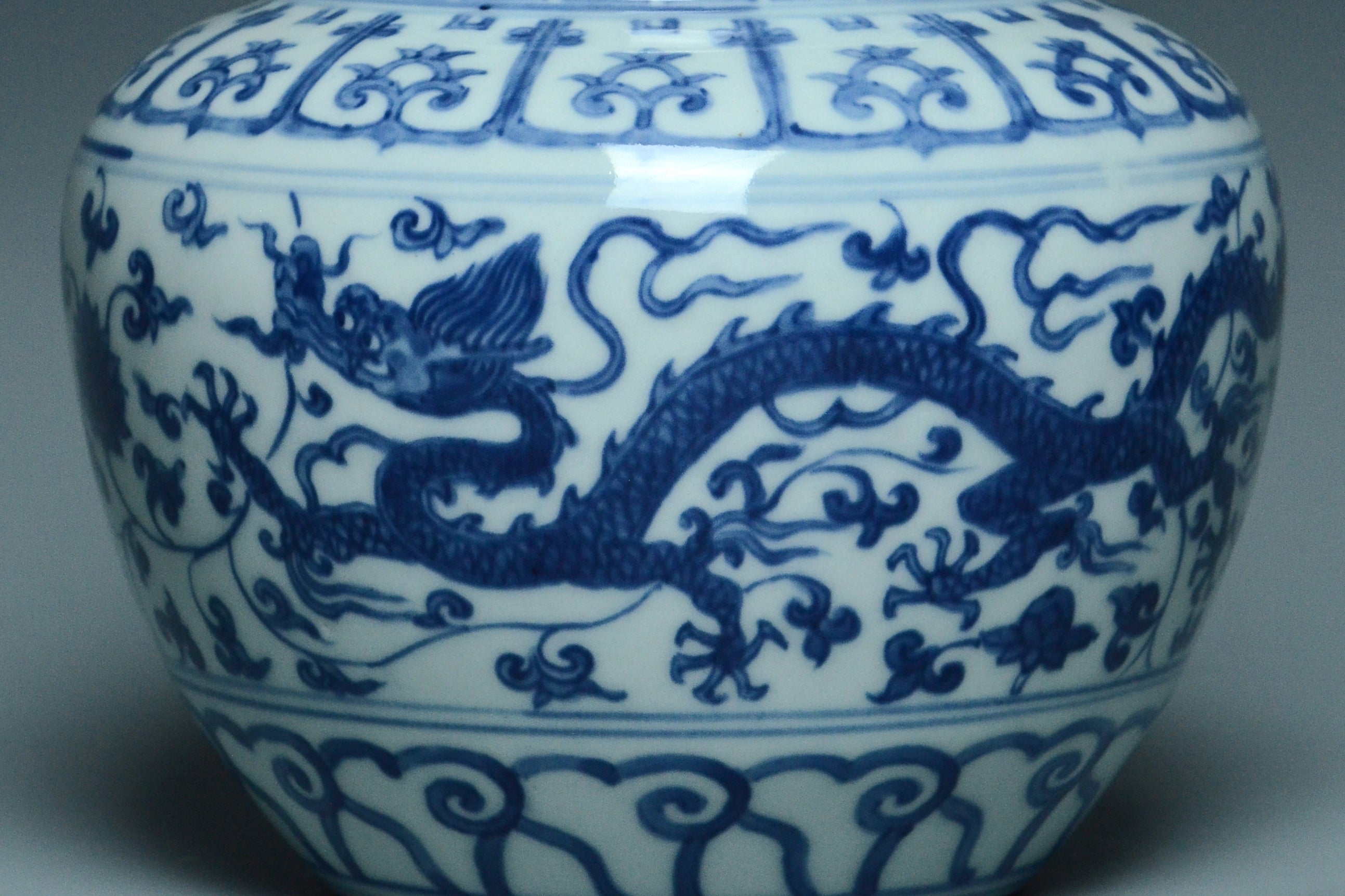 R277: A CHINESE MING DYNASTY STYLE DRAGON JAR JIAJING MARK