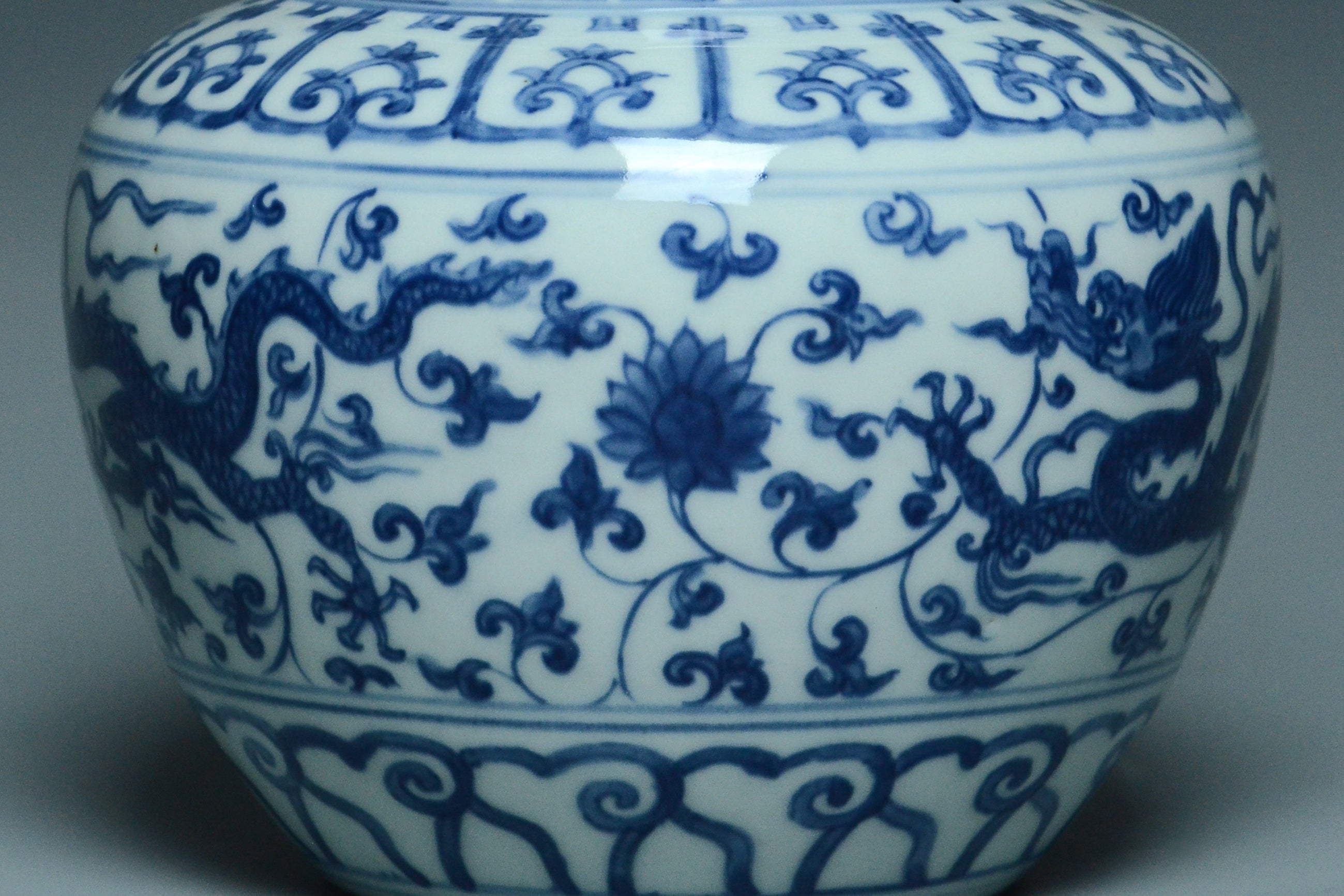 R277: A CHINESE MING DYNASTY STYLE DRAGON JAR JIAJING MARK