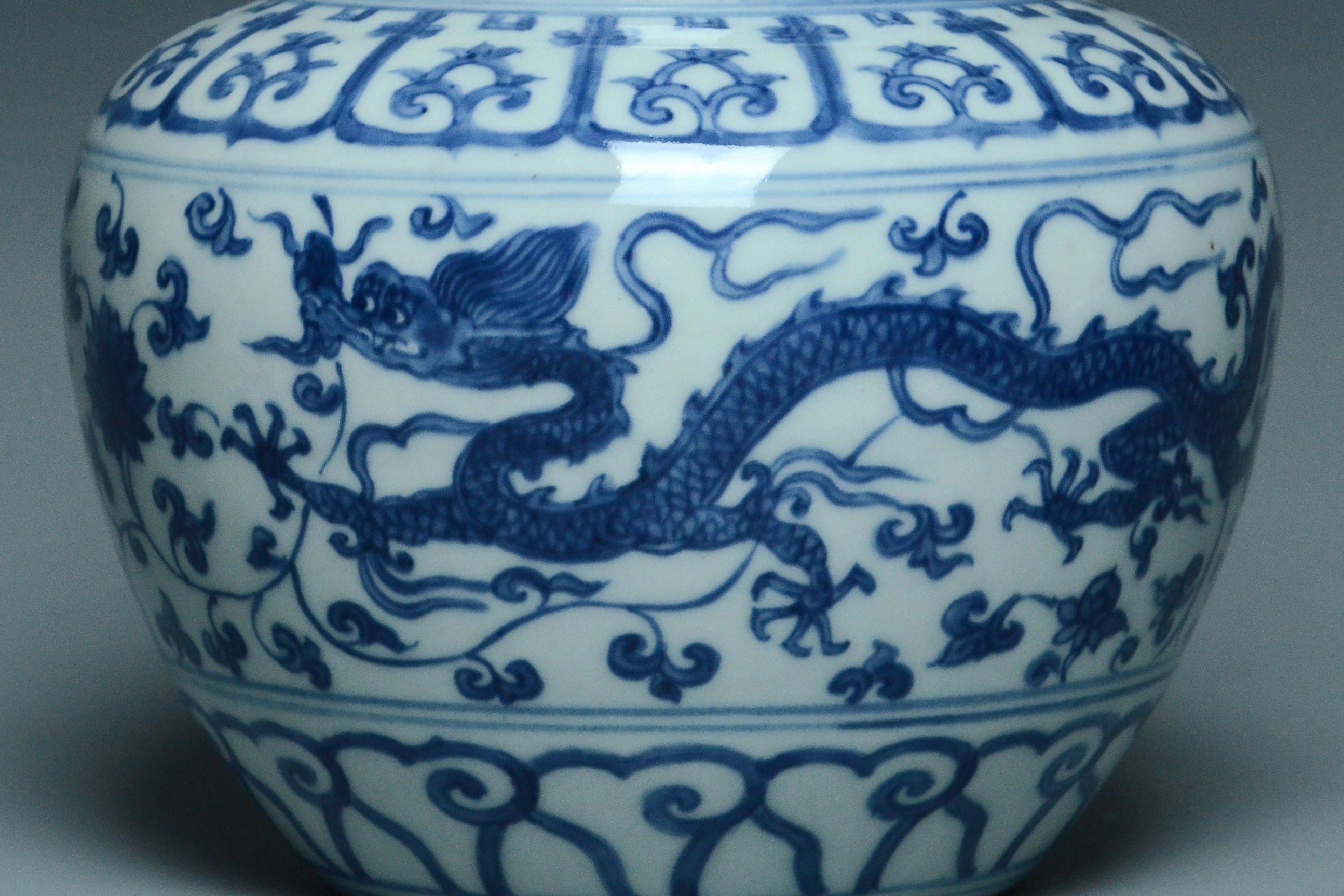 R277: A CHINESE MING DYNASTY STYLE DRAGON JAR JIAJING MARK