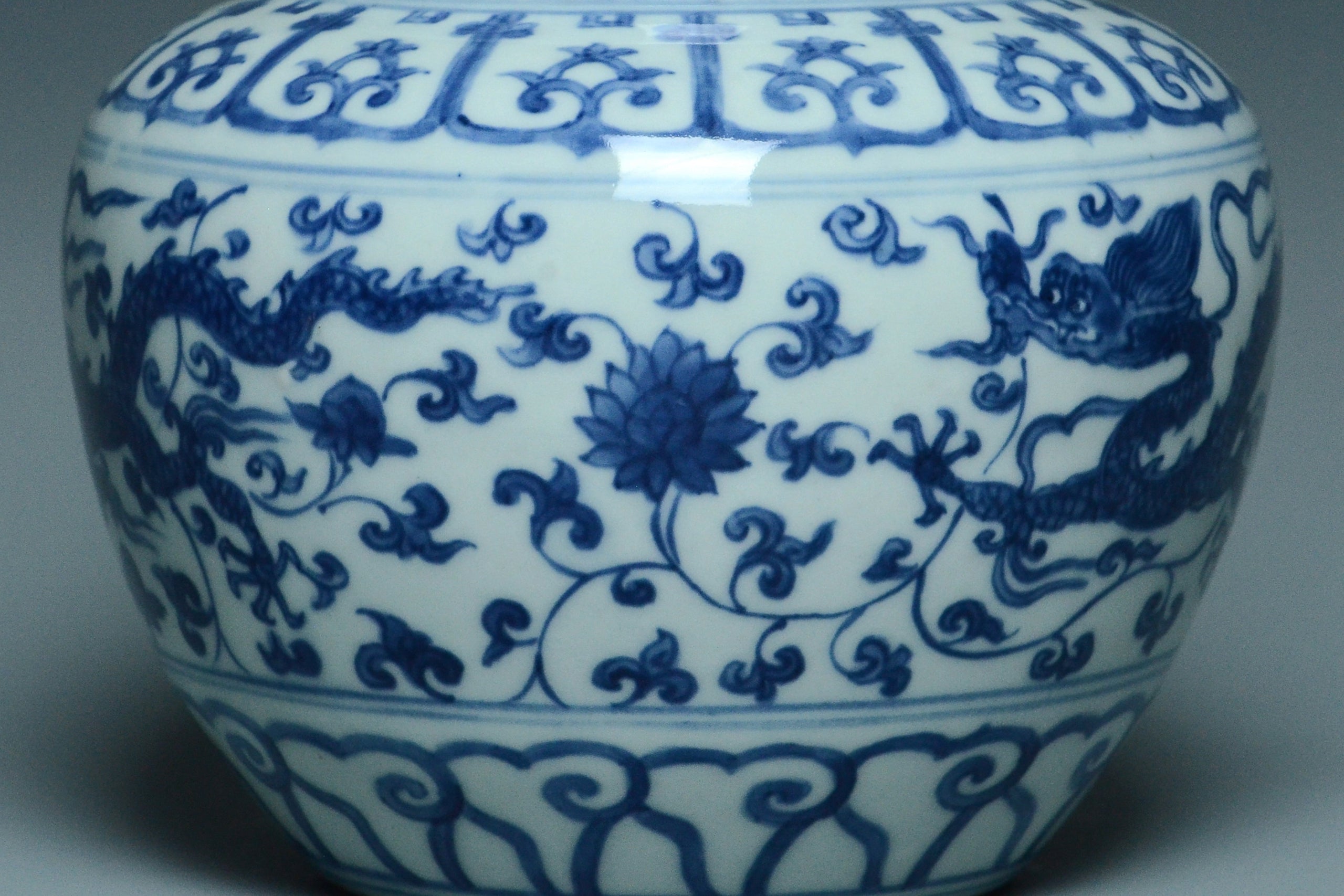 R277: A CHINESE MING DYNASTY STYLE DRAGON JAR JIAJING MARK