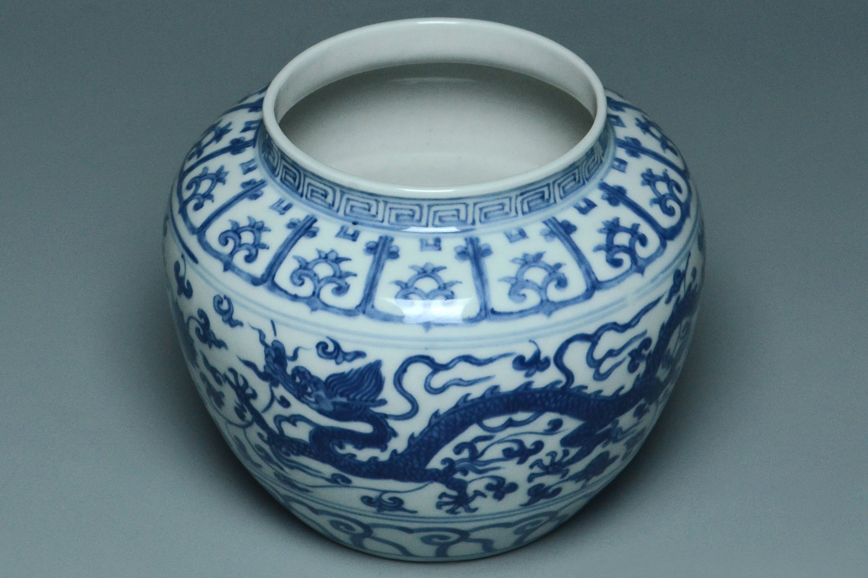 R277: A CHINESE MING DYNASTY STYLE DRAGON JAR JIAJING MARK