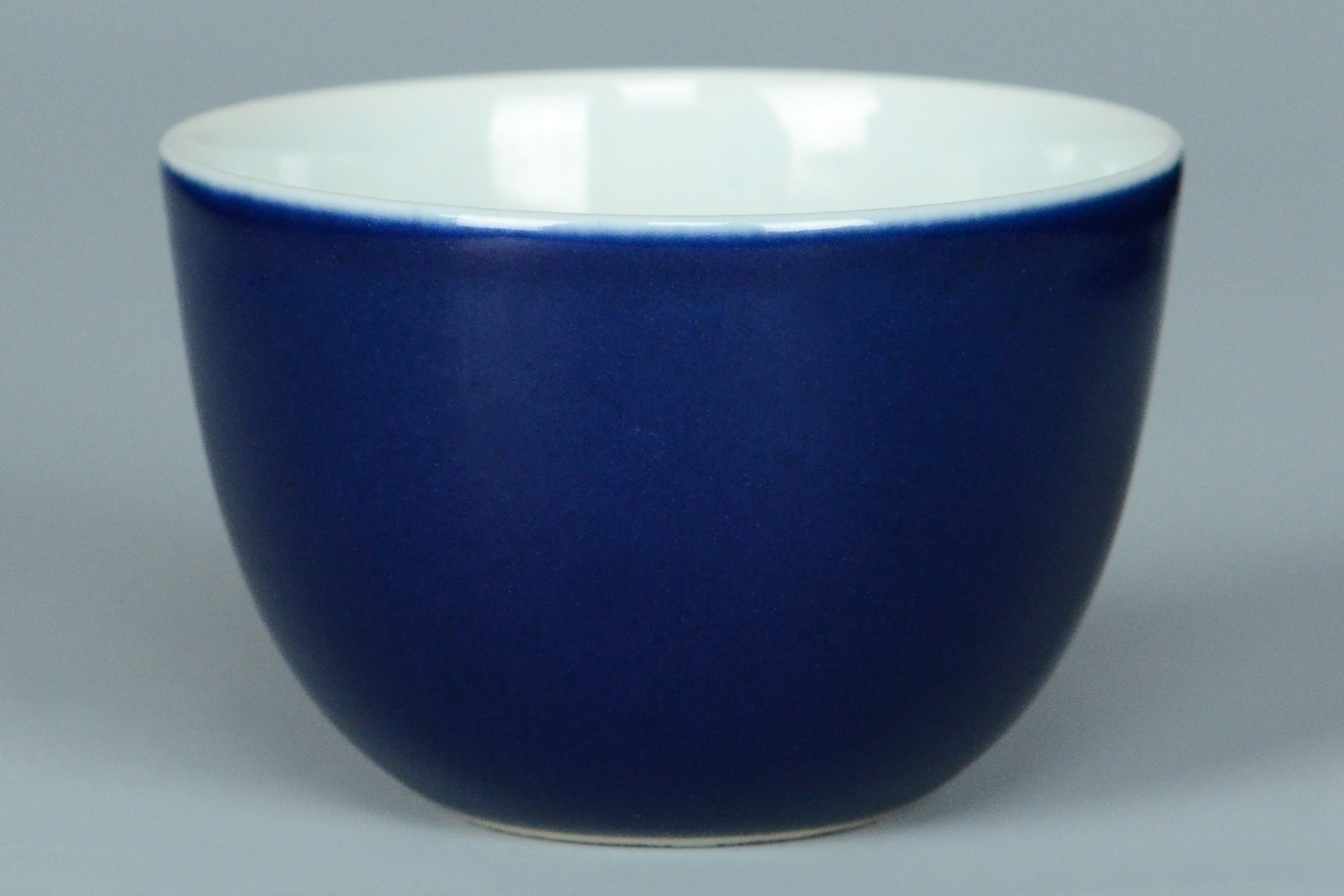 R278: A CHINESE QING YONGZHENG STYLE BLUE GLAZED CUP CHENGHUA MARK