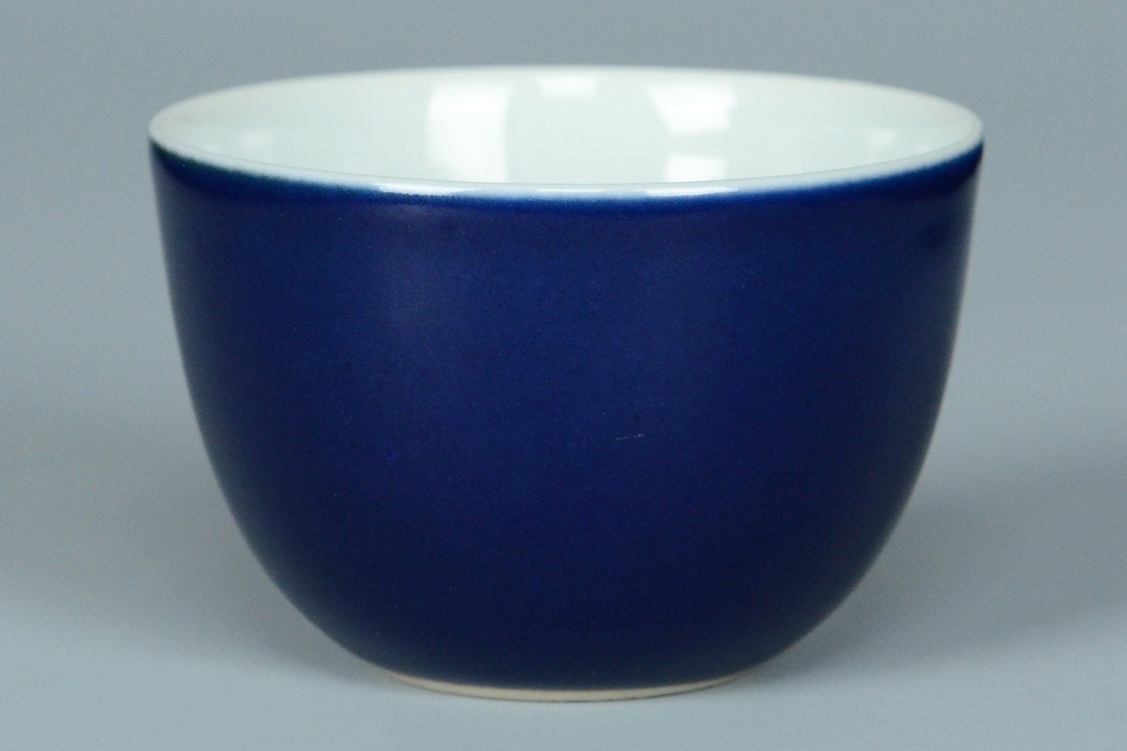 R278: A CHINESE QING YONGZHENG STYLE BLUE GLAZED CUP CHENGHUA MARK