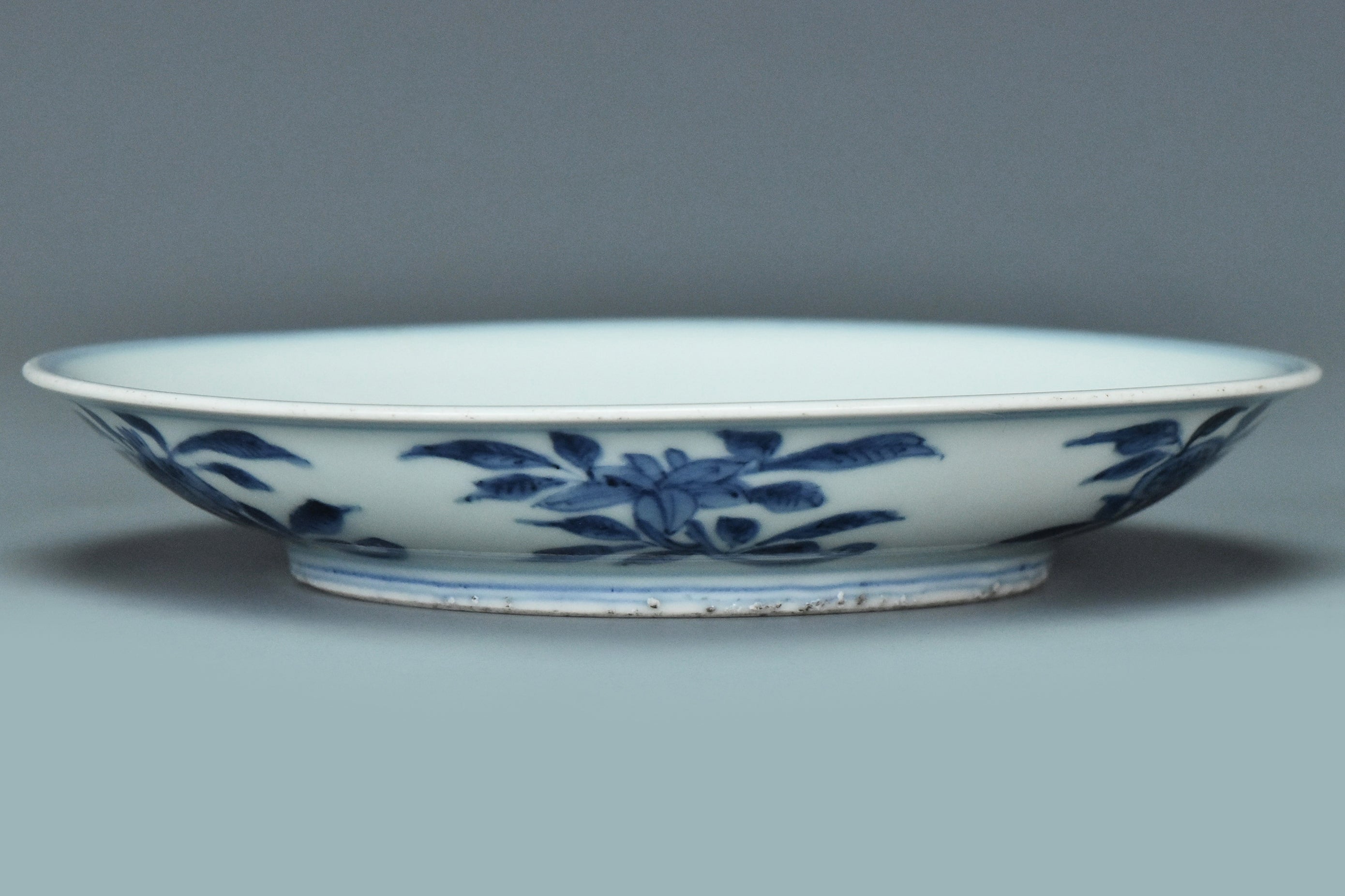 R279: A CHINESE MING DYNASTY STYLE DRAGON DISH WANLI MARK