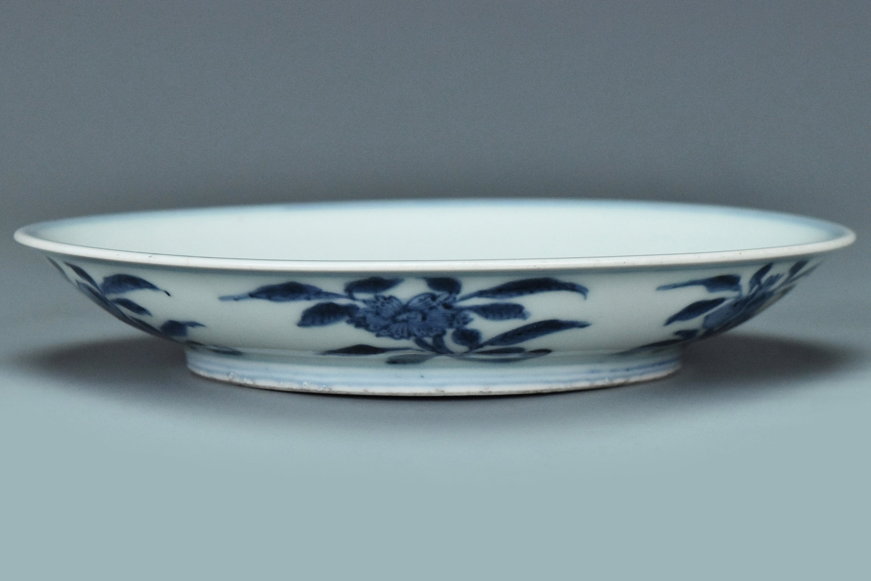 R279: A CHINESE MING DYNASTY STYLE DRAGON DISH WANLI MARK