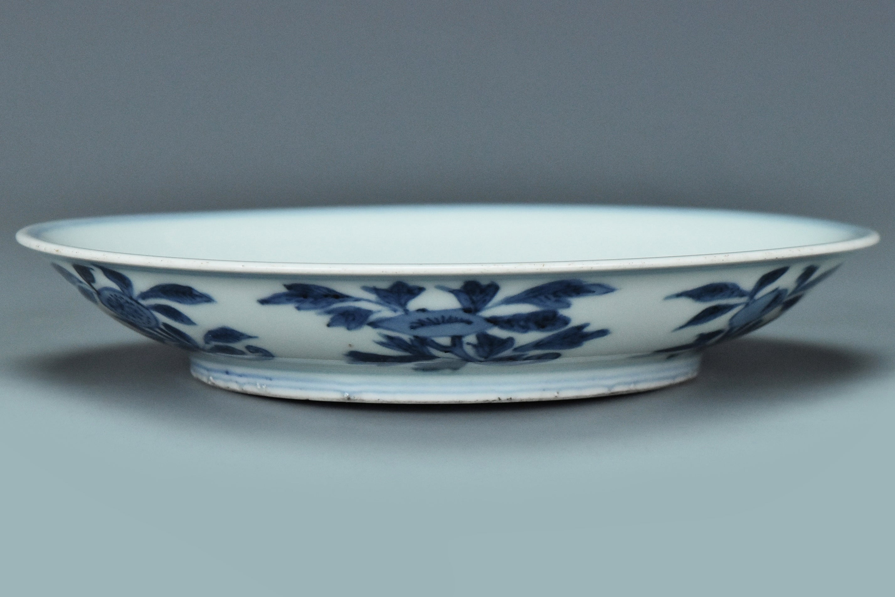 R279: A CHINESE MING DYNASTY STYLE DRAGON DISH WANLI MARK