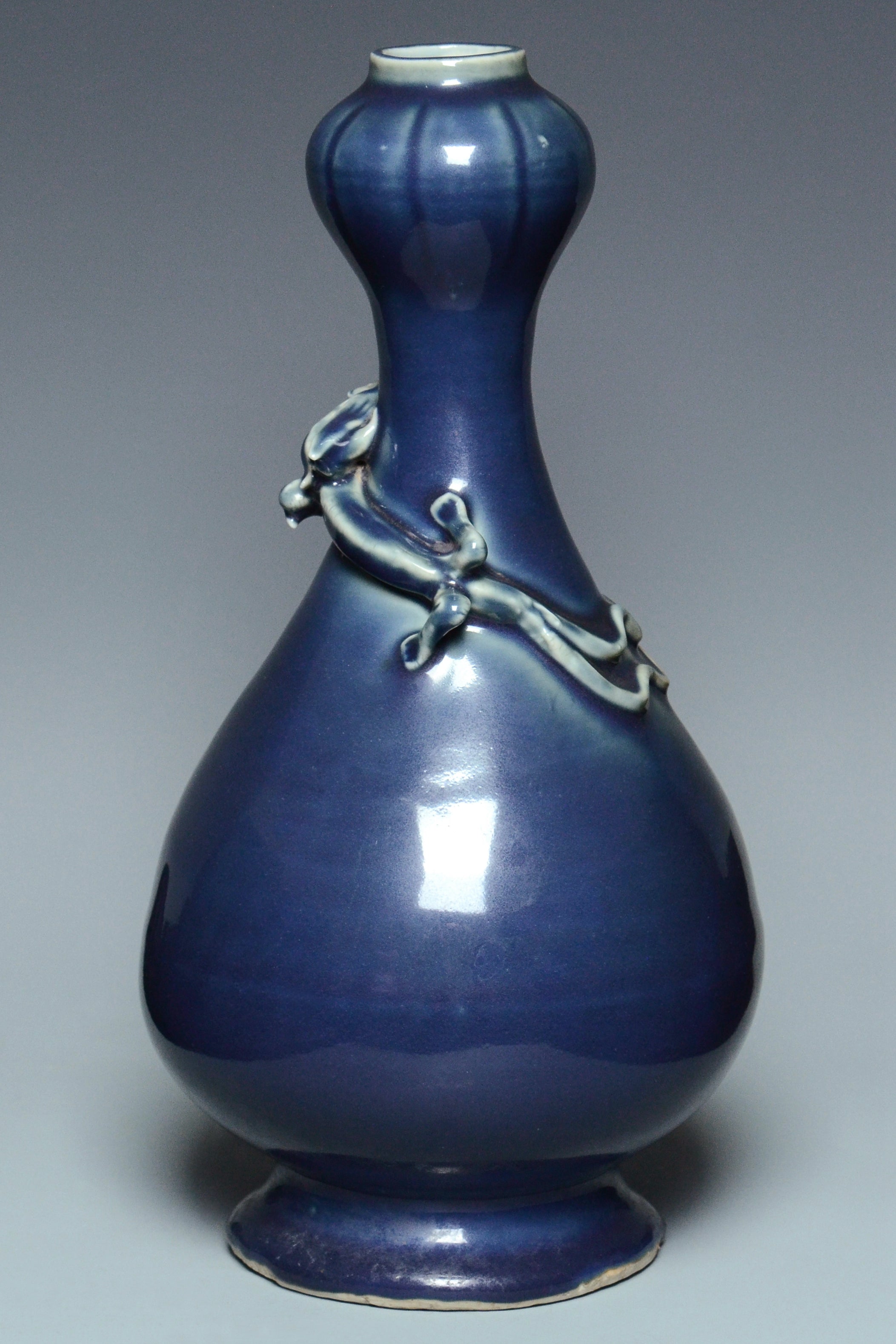 R281: A CHINESE MING DYNASTY STYLE BLUE GLAZED DRAGON VASE WANLI MARK