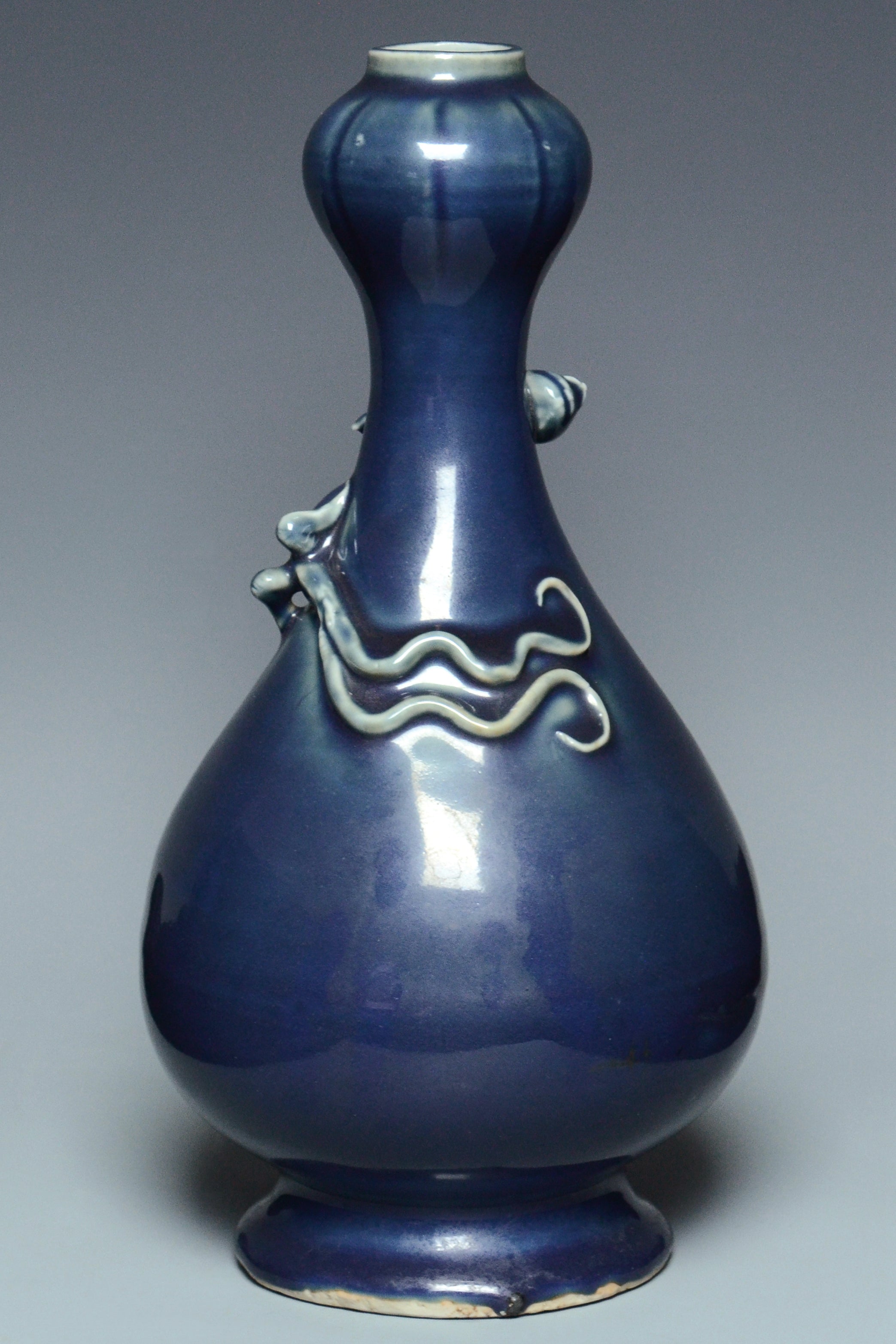 R281: A CHINESE MING DYNASTY STYLE BLUE GLAZED DRAGON VASE WANLI MARK