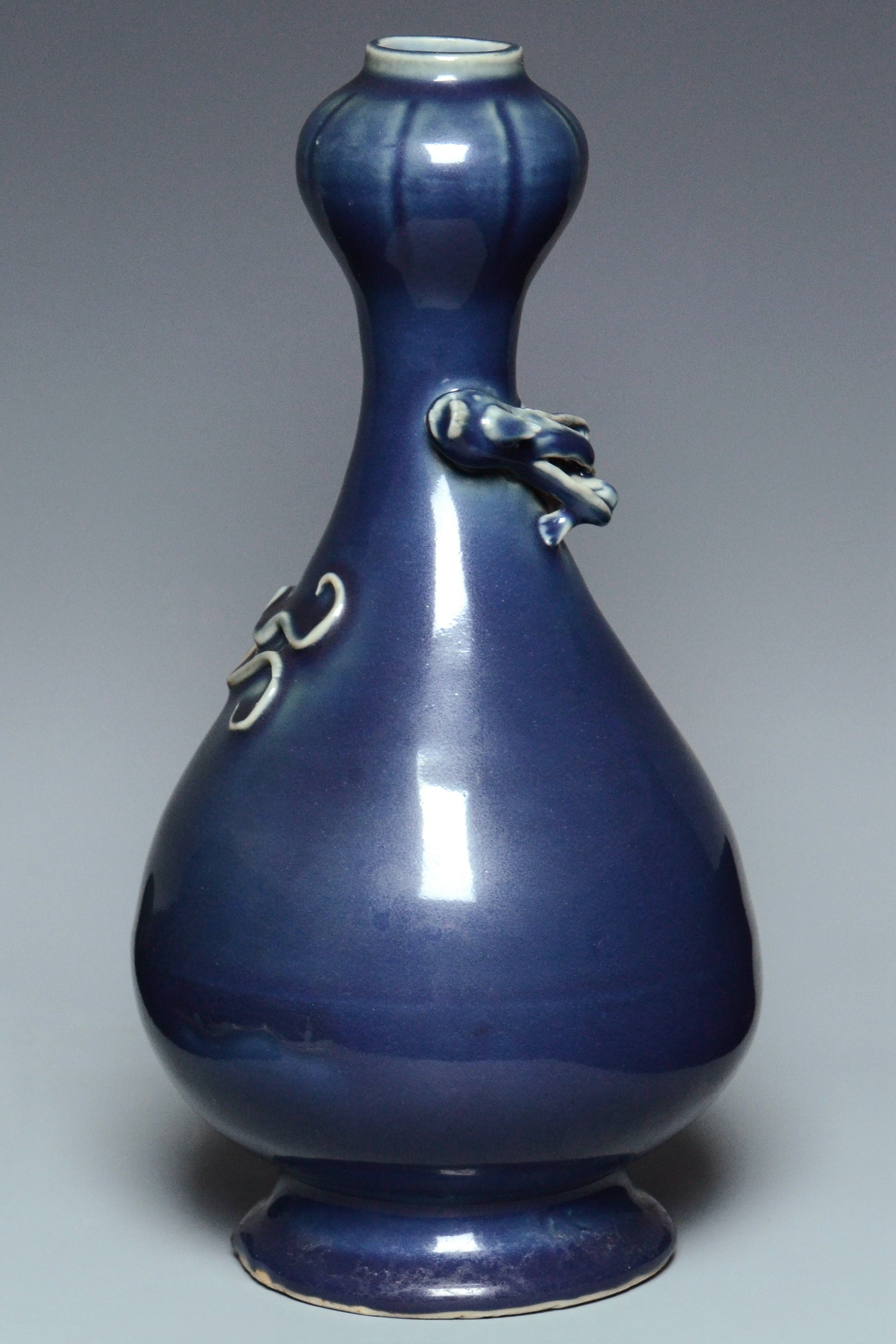 R281: A CHINESE MING DYNASTY STYLE BLUE GLAZED DRAGON VASE WANLI MARK