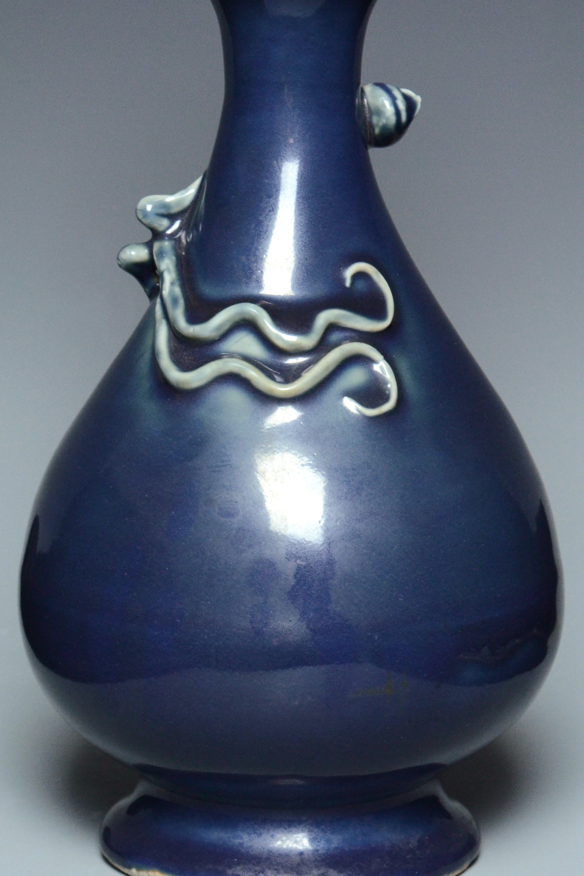 R281: A CHINESE MING DYNASTY STYLE BLUE GLAZED DRAGON VASE WANLI MARK