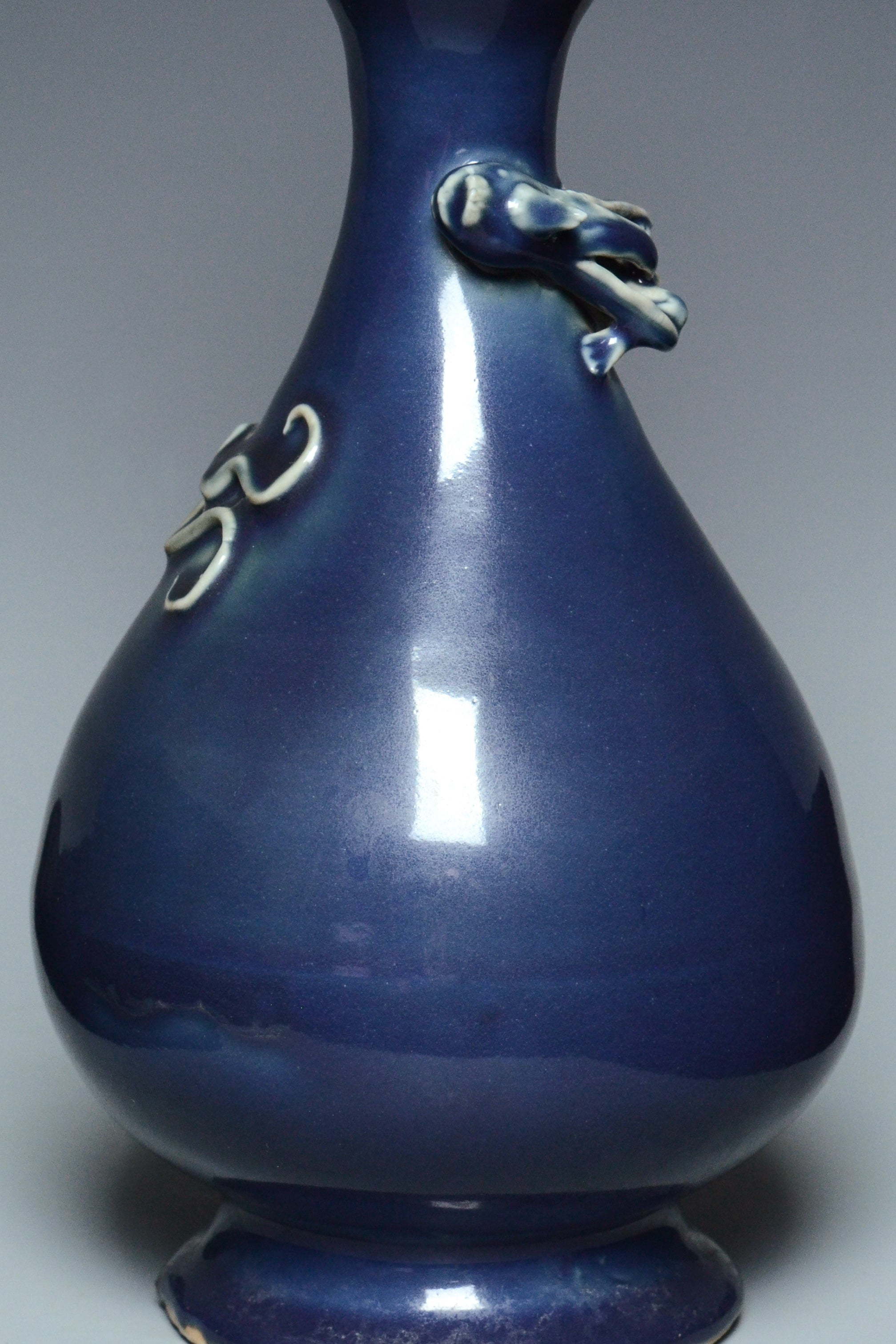 R281: A CHINESE MING DYNASTY STYLE BLUE GLAZED DRAGON VASE WANLI MARK