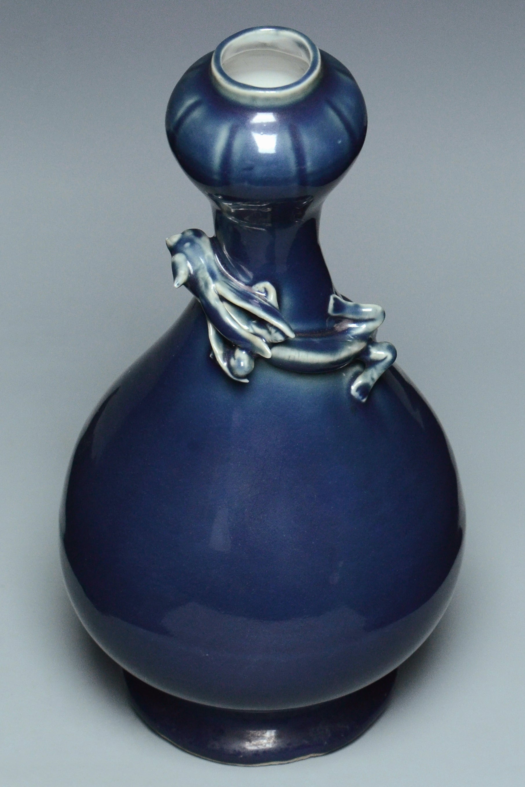 R281: A CHINESE MING DYNASTY STYLE BLUE GLAZED DRAGON VASE WANLI MARK