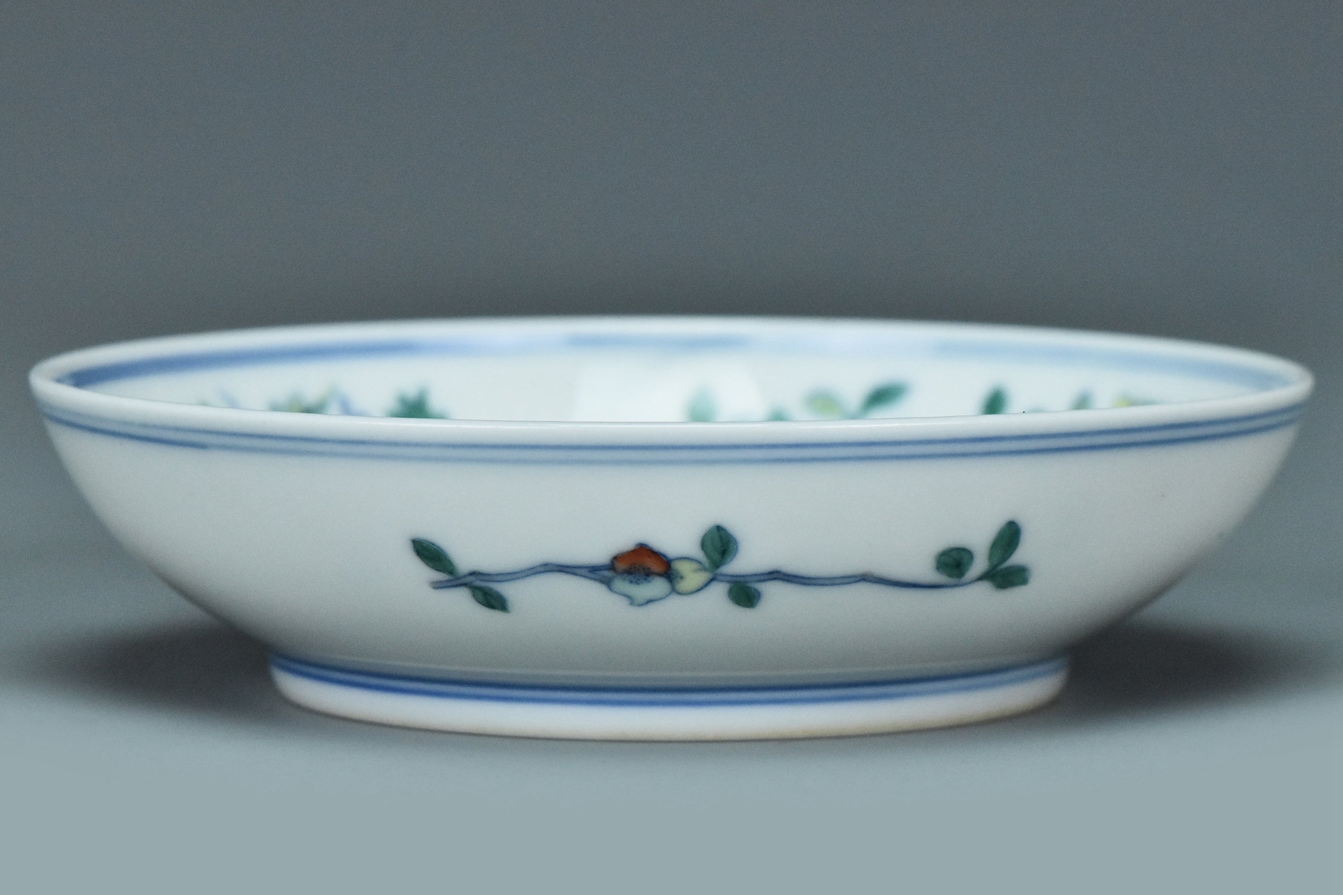 R290: A CHINESE QING DYNASTY STYLE DOUCAI DISH QIANLONG MARK