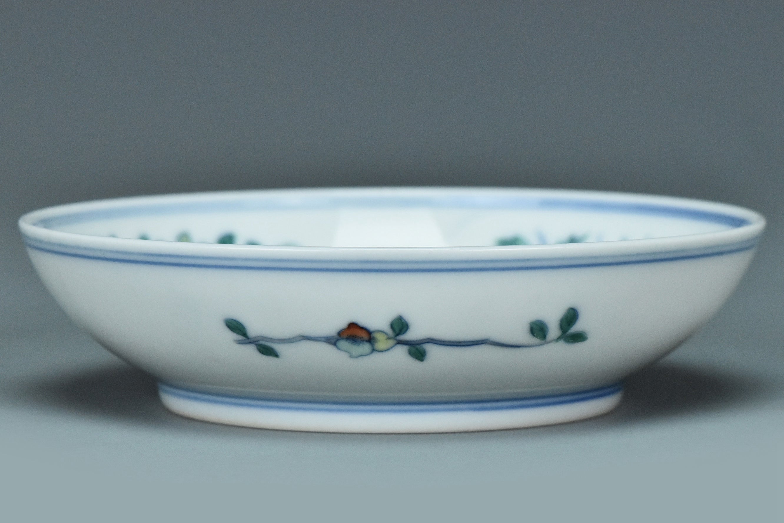 R290: A CHINESE QING DYNASTY STYLE DOUCAI DISH QIANLONG MARK