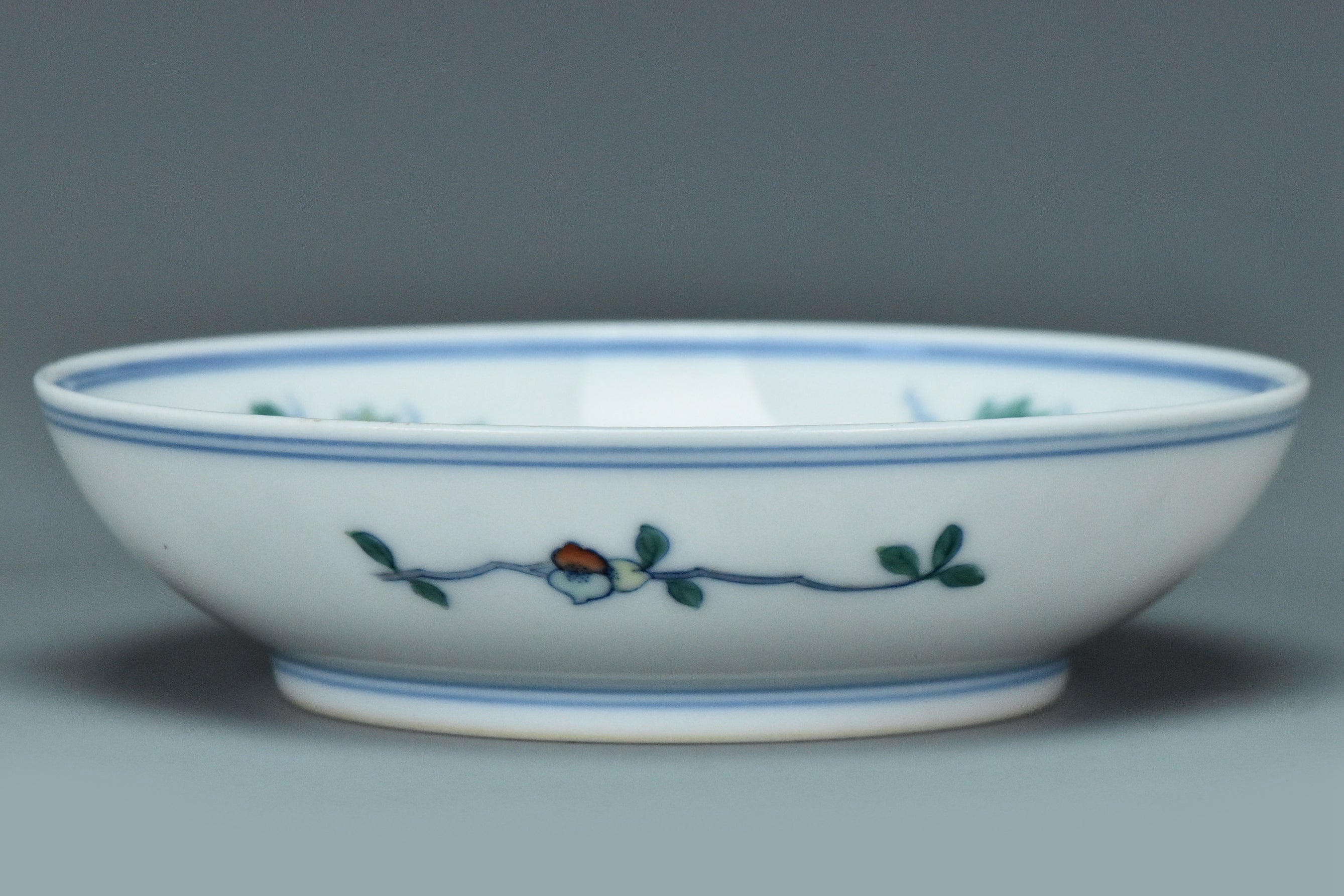 R290: A CHINESE QING DYNASTY STYLE DOUCAI DISH QIANLONG MARK