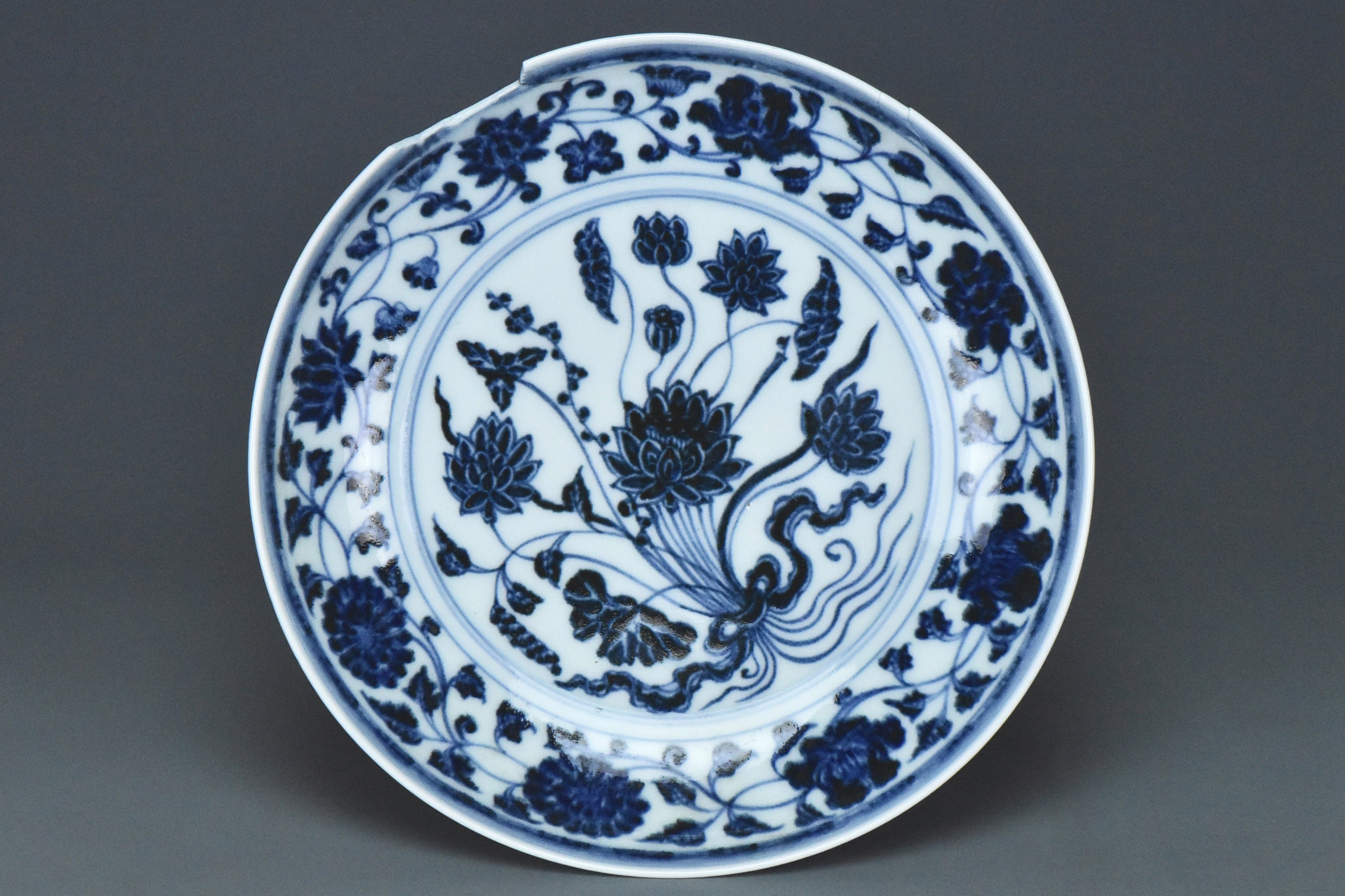 R330: A MING DYNASTY YONGLE STYLE BLUE AND WHITE DISH