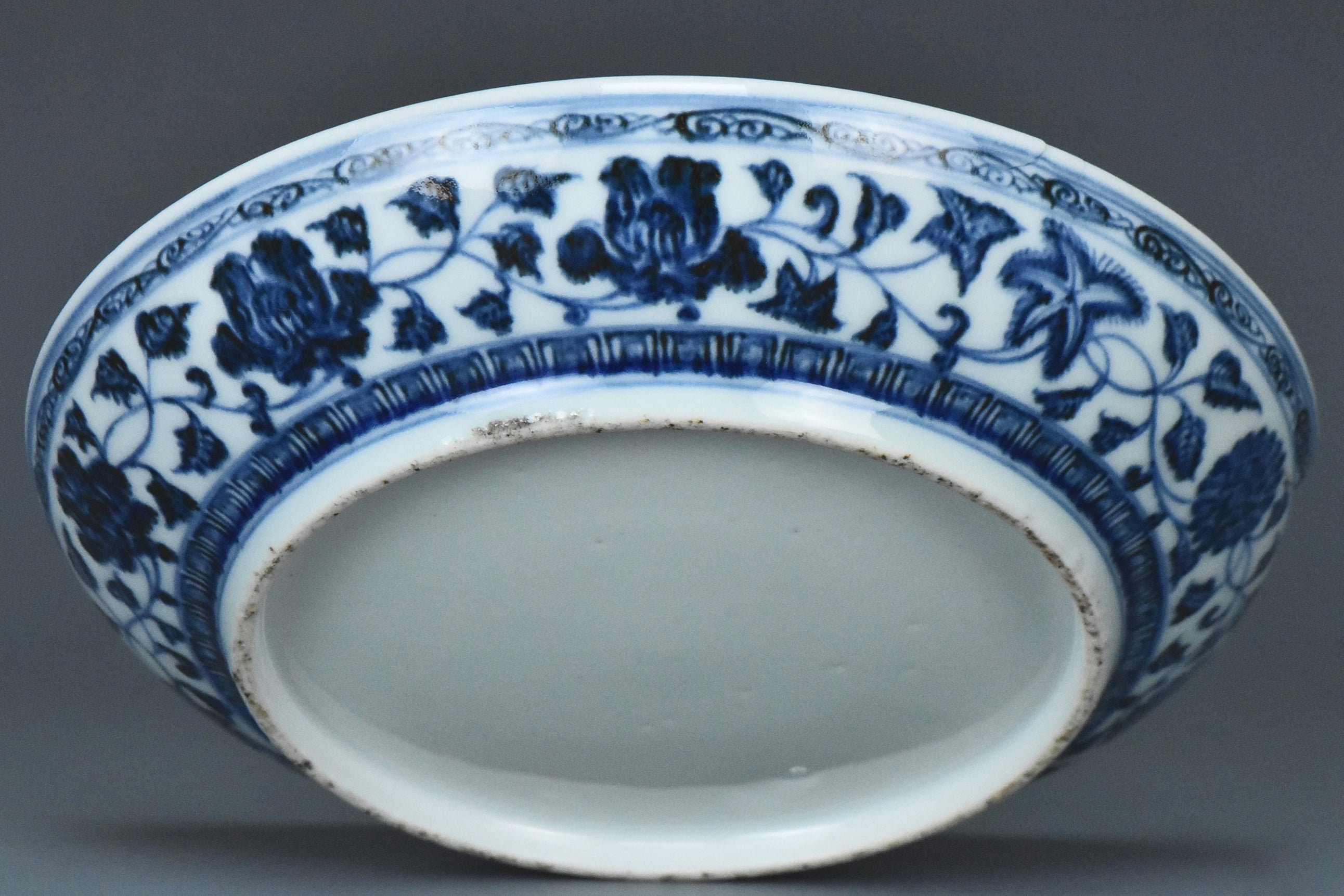 R330: A MING DYNASTY YONGLE STYLE BLUE AND WHITE DISH