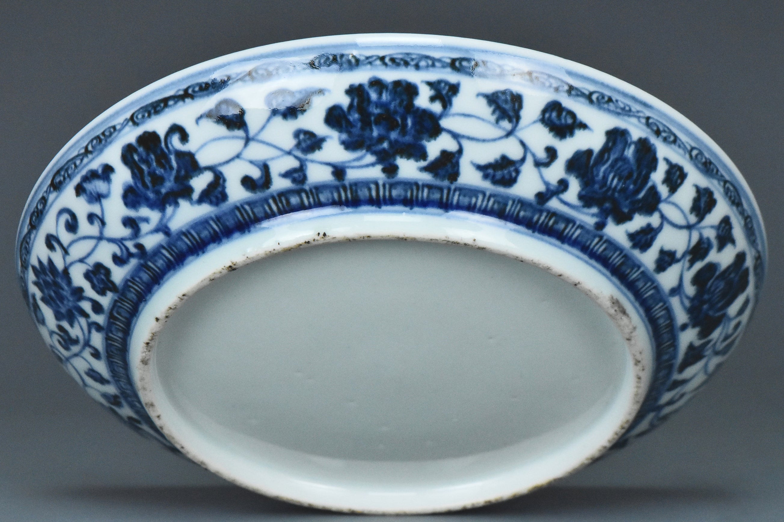 R330: A MING DYNASTY YONGLE STYLE BLUE AND WHITE DISH