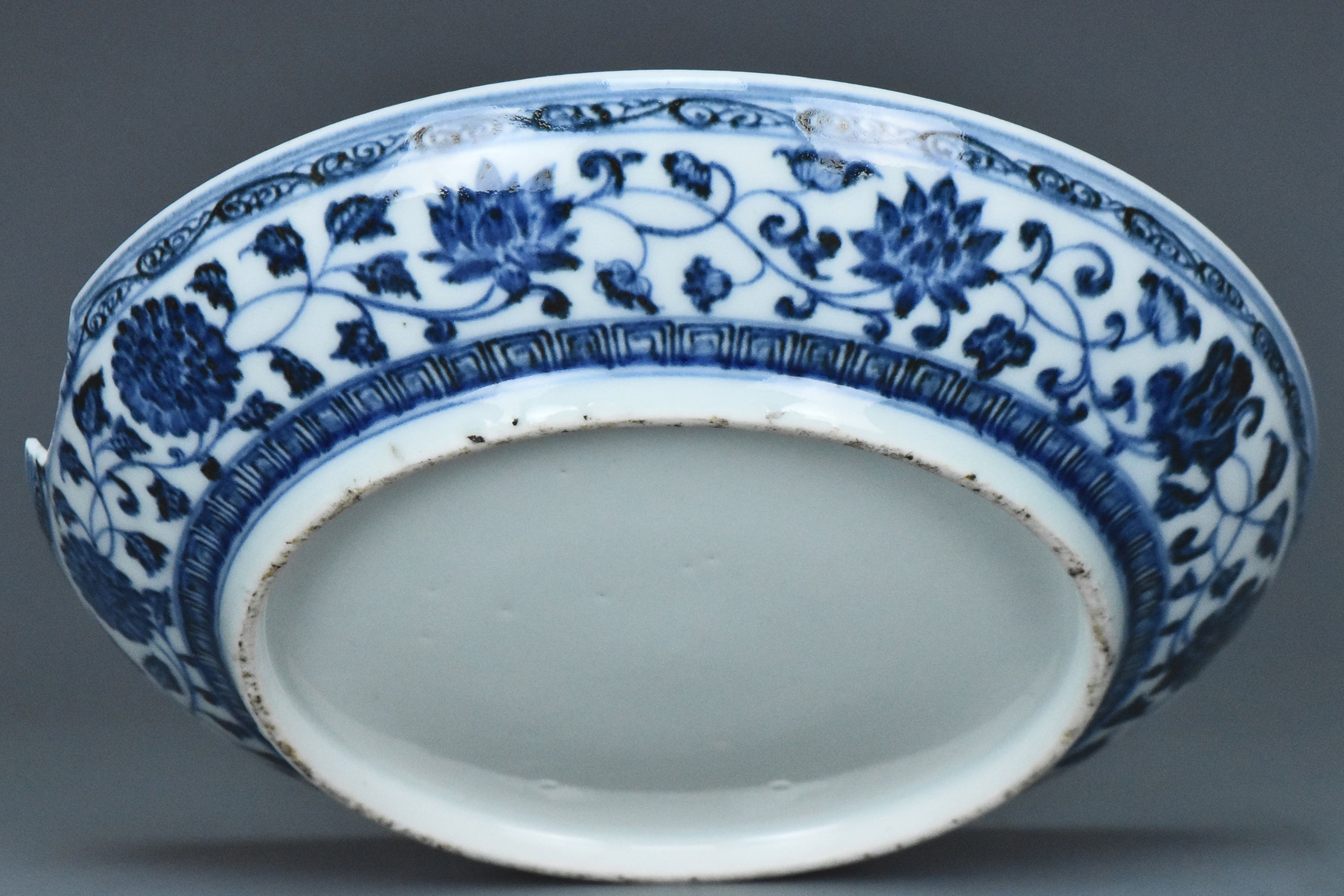 R330: A MING DYNASTY YONGLE STYLE BLUE AND WHITE DISH