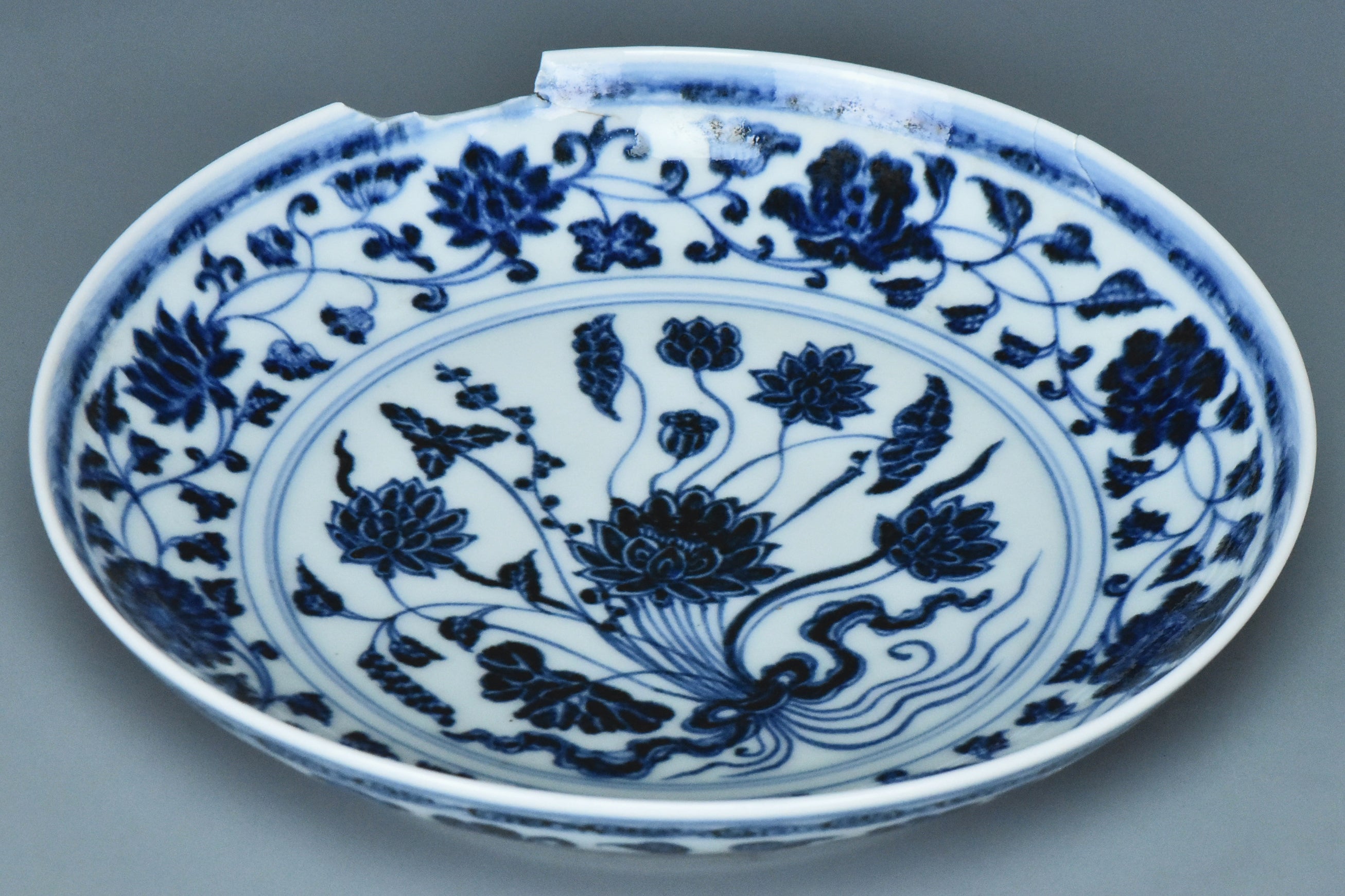 R330: A MING DYNASTY YONGLE STYLE BLUE AND WHITE DISH