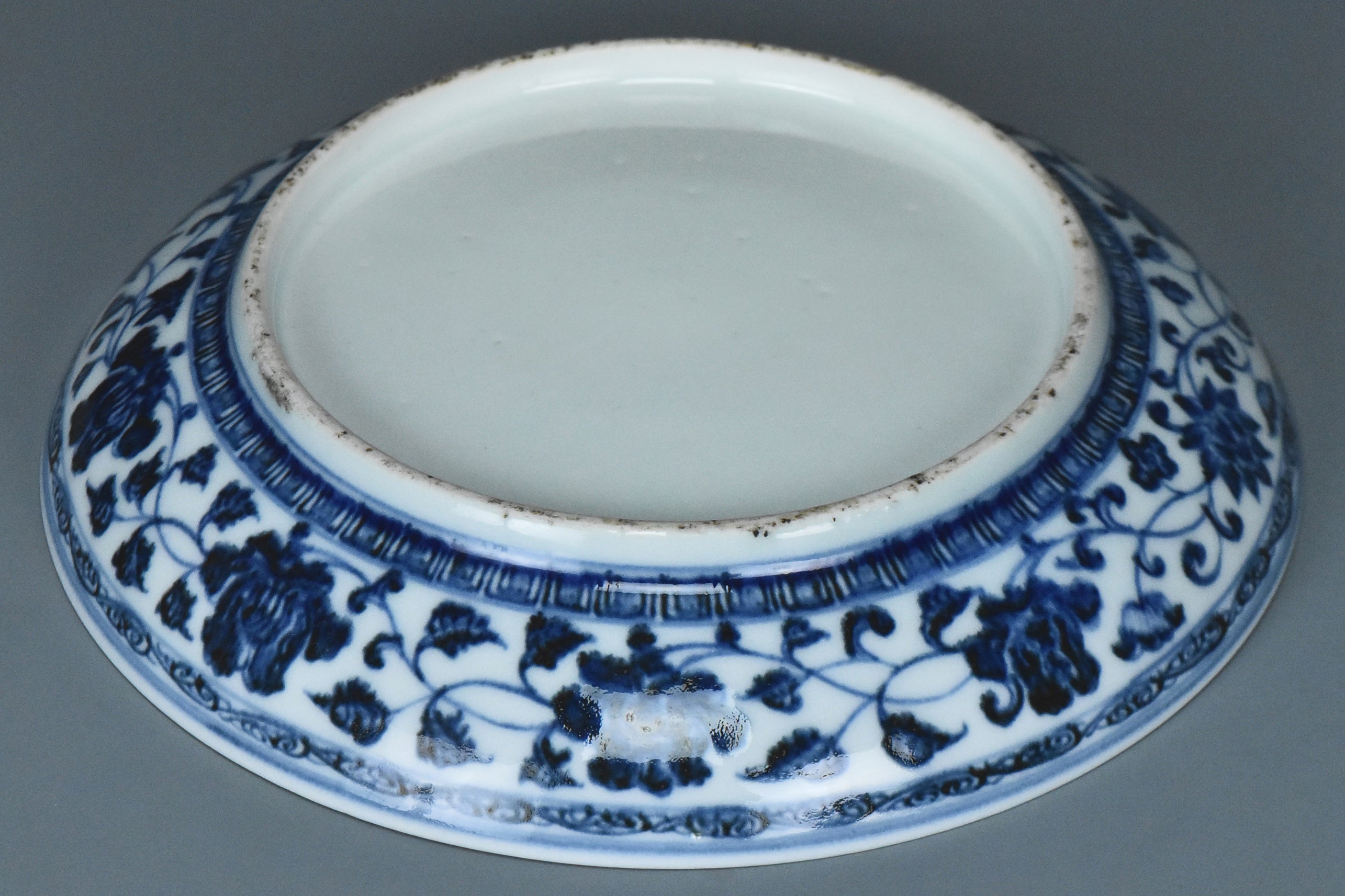 R330: A MING DYNASTY YONGLE STYLE BLUE AND WHITE DISH