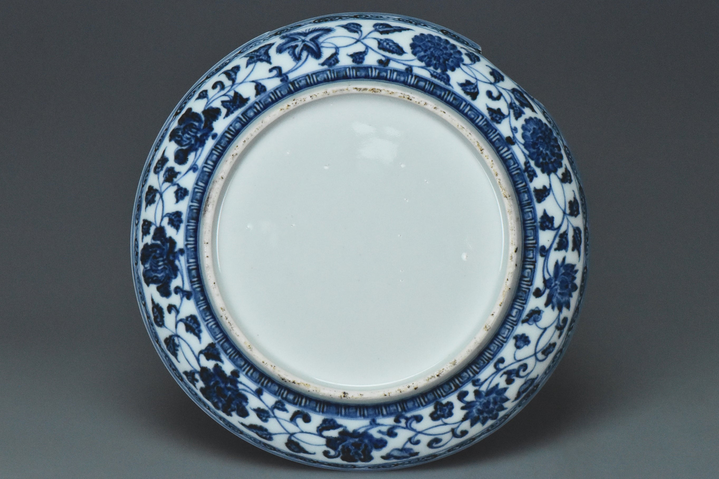 R330: A MING DYNASTY YONGLE STYLE BLUE AND WHITE DISH