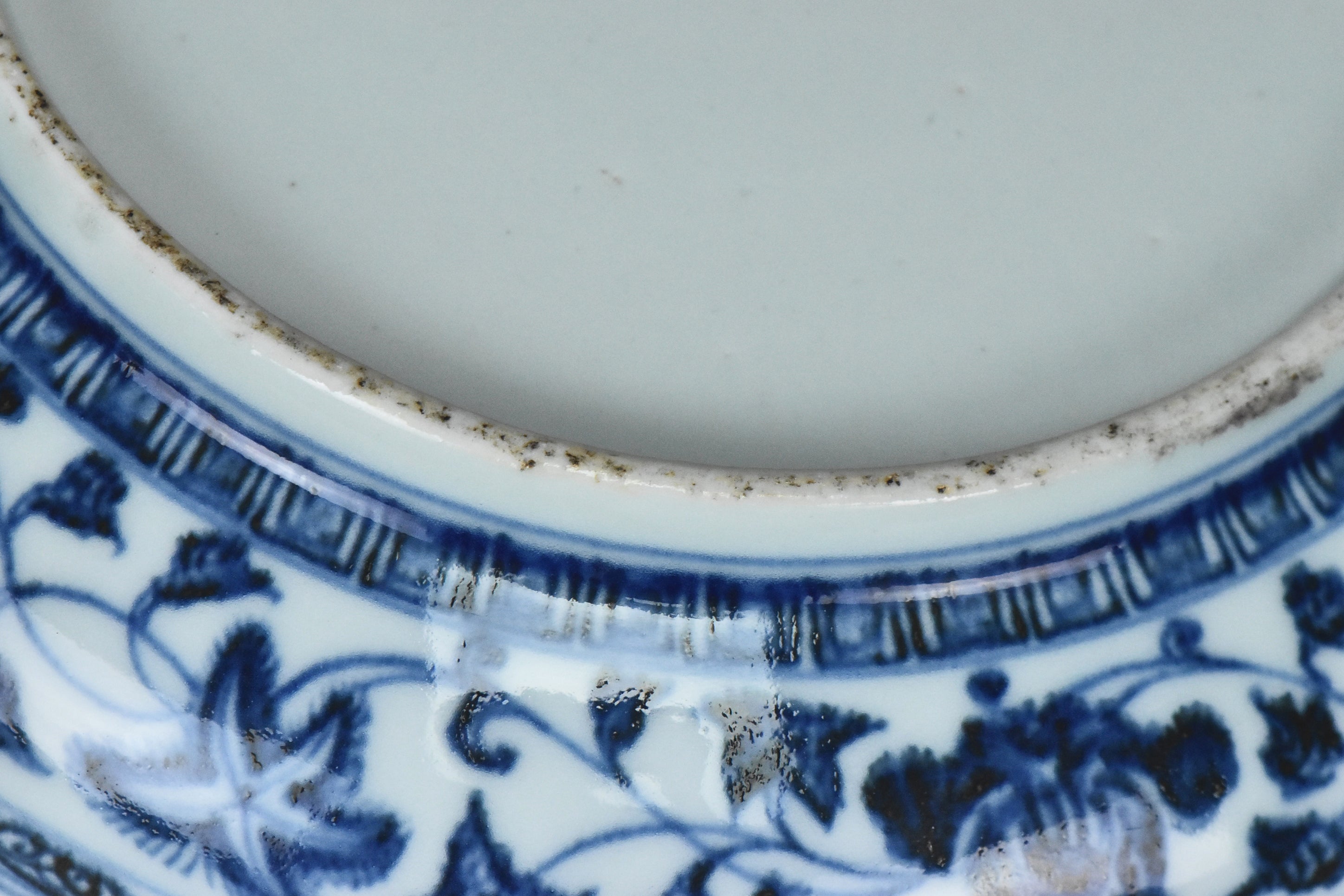 R330: A MING DYNASTY YONGLE STYLE BLUE AND WHITE DISH