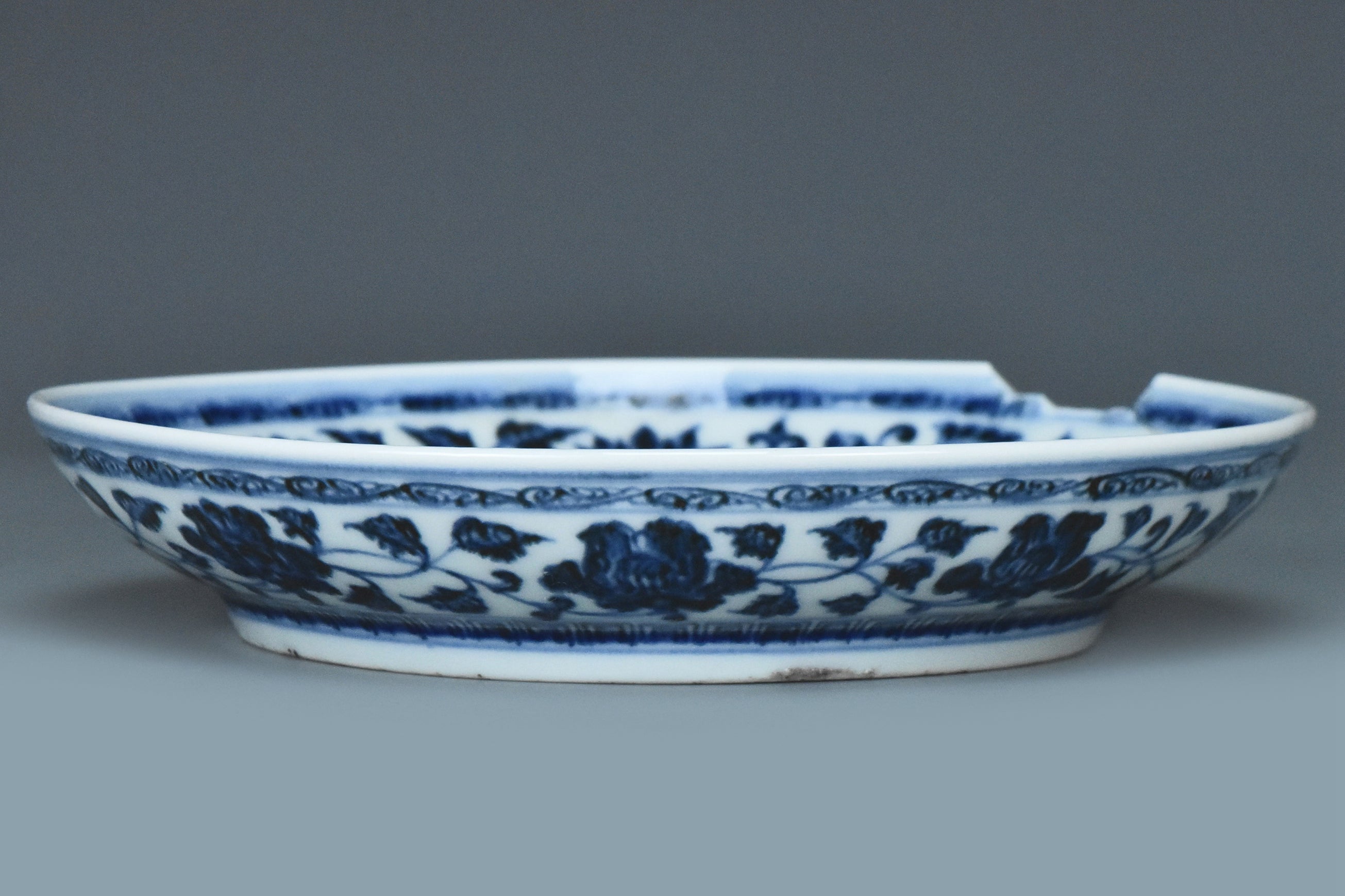 R330: A MING DYNASTY YONGLE STYLE BLUE AND WHITE DISH