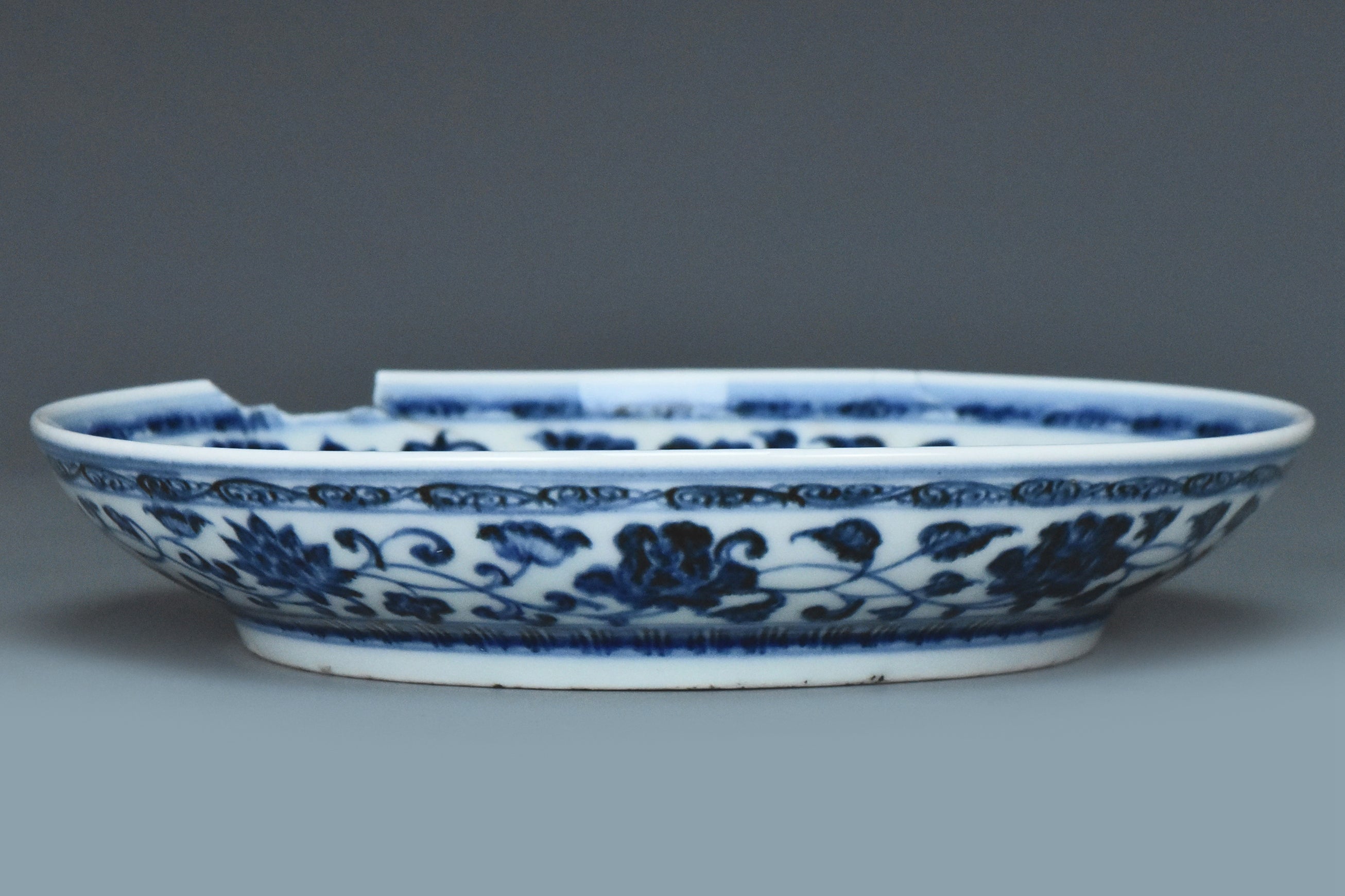 R330: A MING DYNASTY YONGLE STYLE BLUE AND WHITE DISH