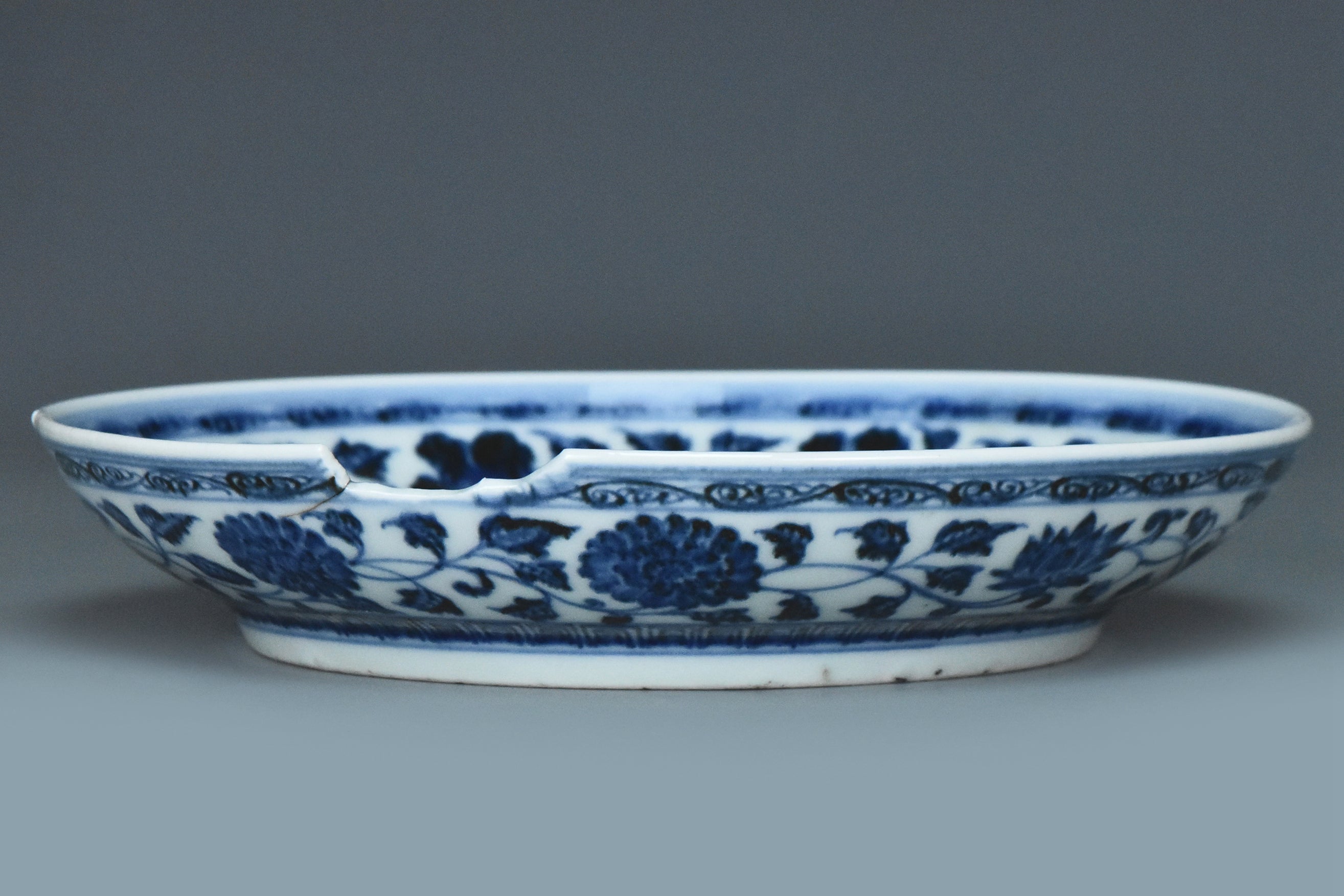 R330: A MING DYNASTY YONGLE STYLE BLUE AND WHITE DISH