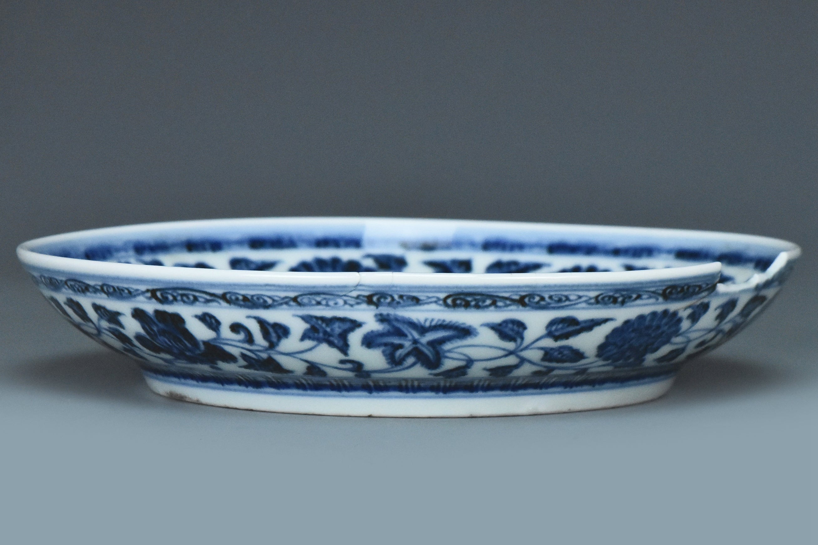 R330: A MING DYNASTY YONGLE STYLE BLUE AND WHITE DISH