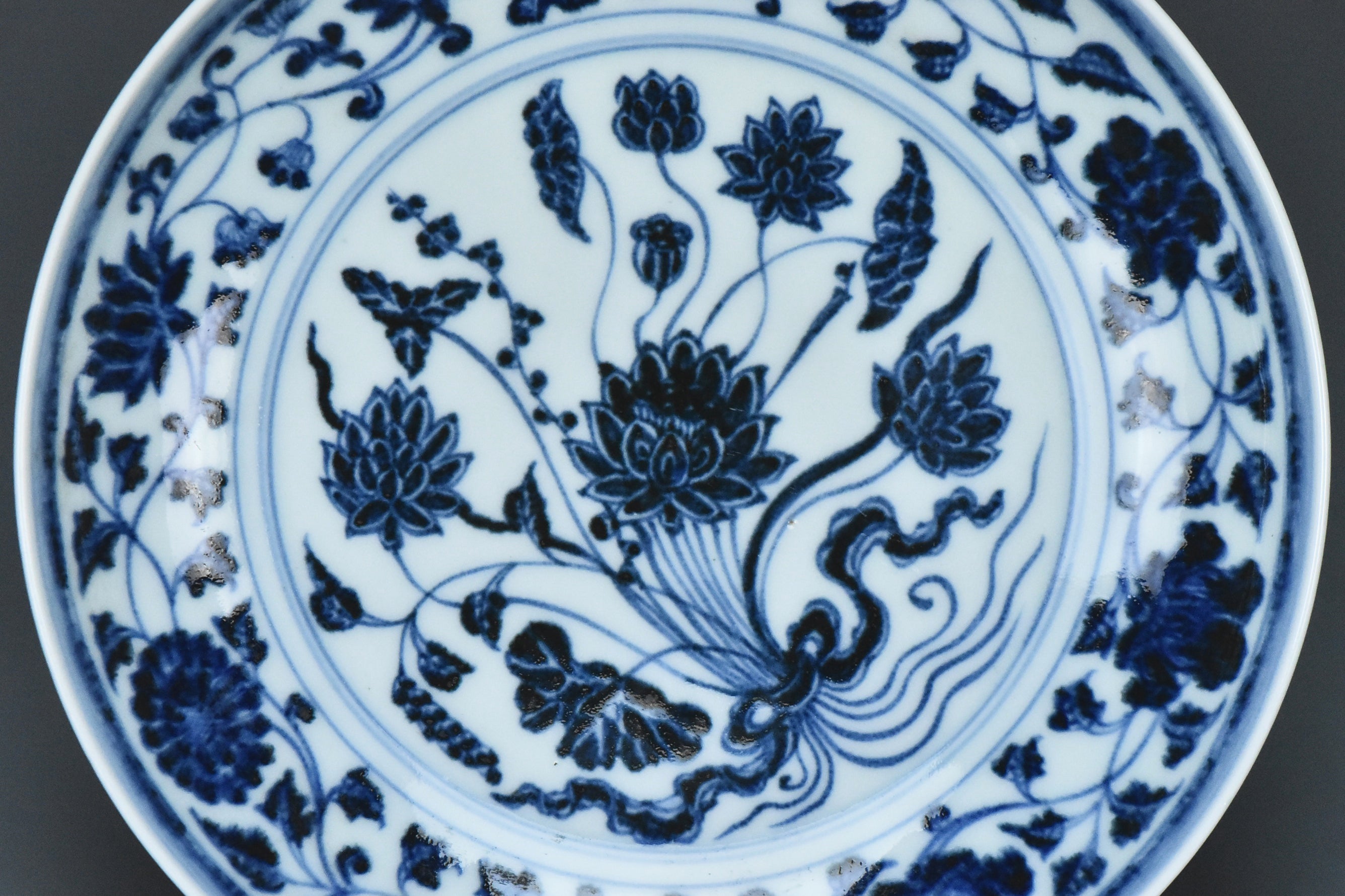 R330: A MING DYNASTY YONGLE STYLE BLUE AND WHITE DISH