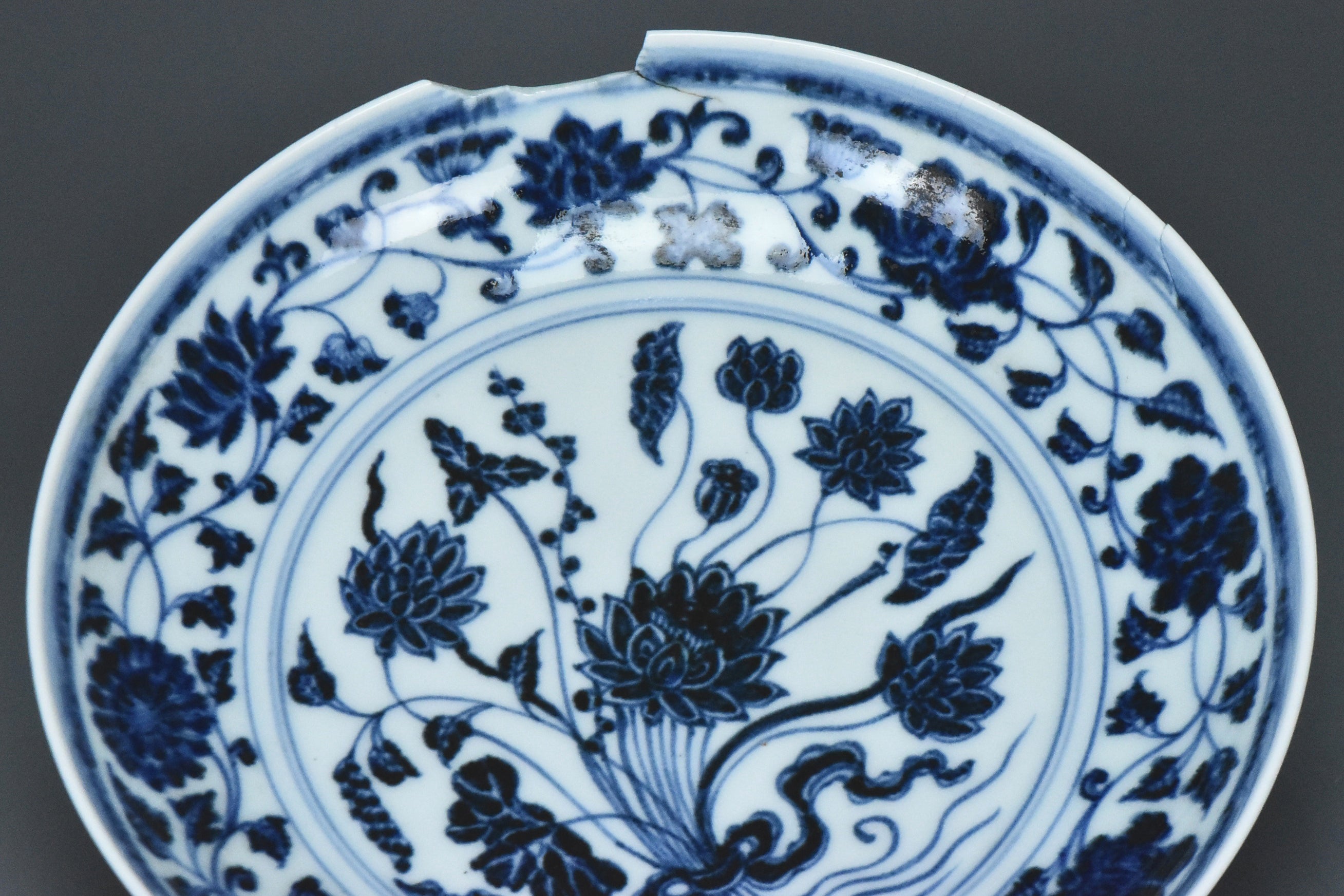 R330: A MING DYNASTY YONGLE STYLE BLUE AND WHITE DISH