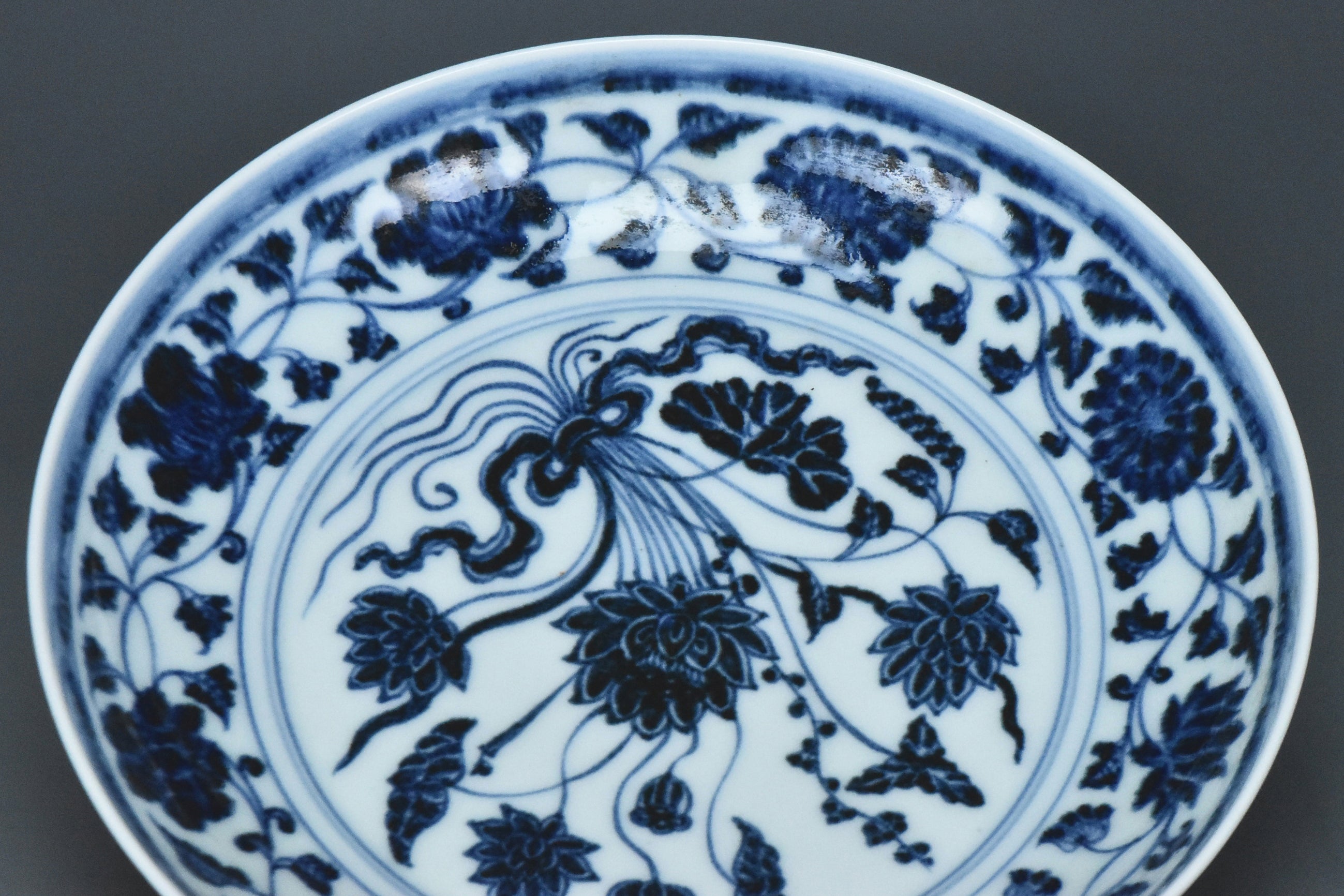 R330: A MING DYNASTY YONGLE STYLE BLUE AND WHITE DISH