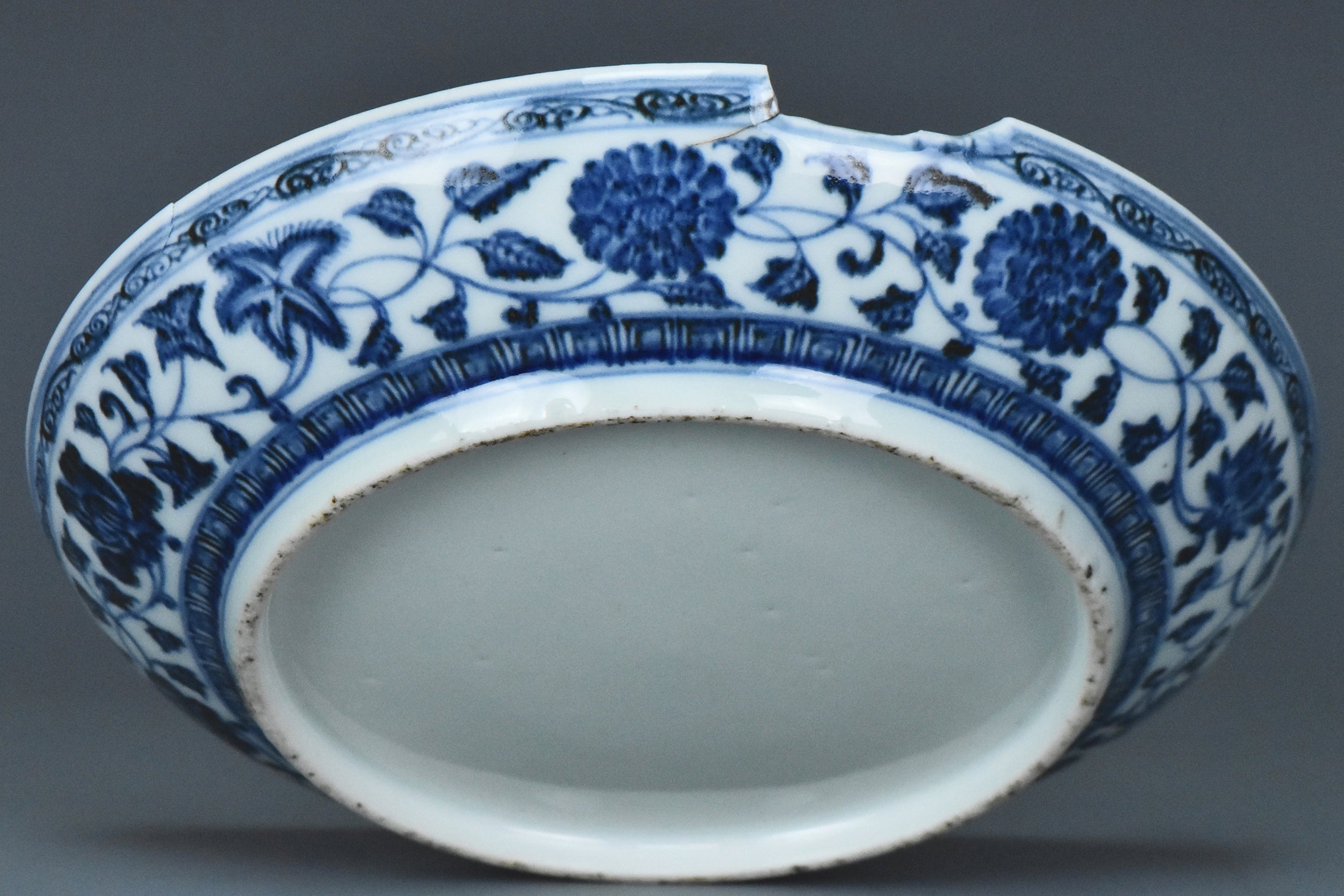 R330: A MING DYNASTY YONGLE STYLE BLUE AND WHITE DISH