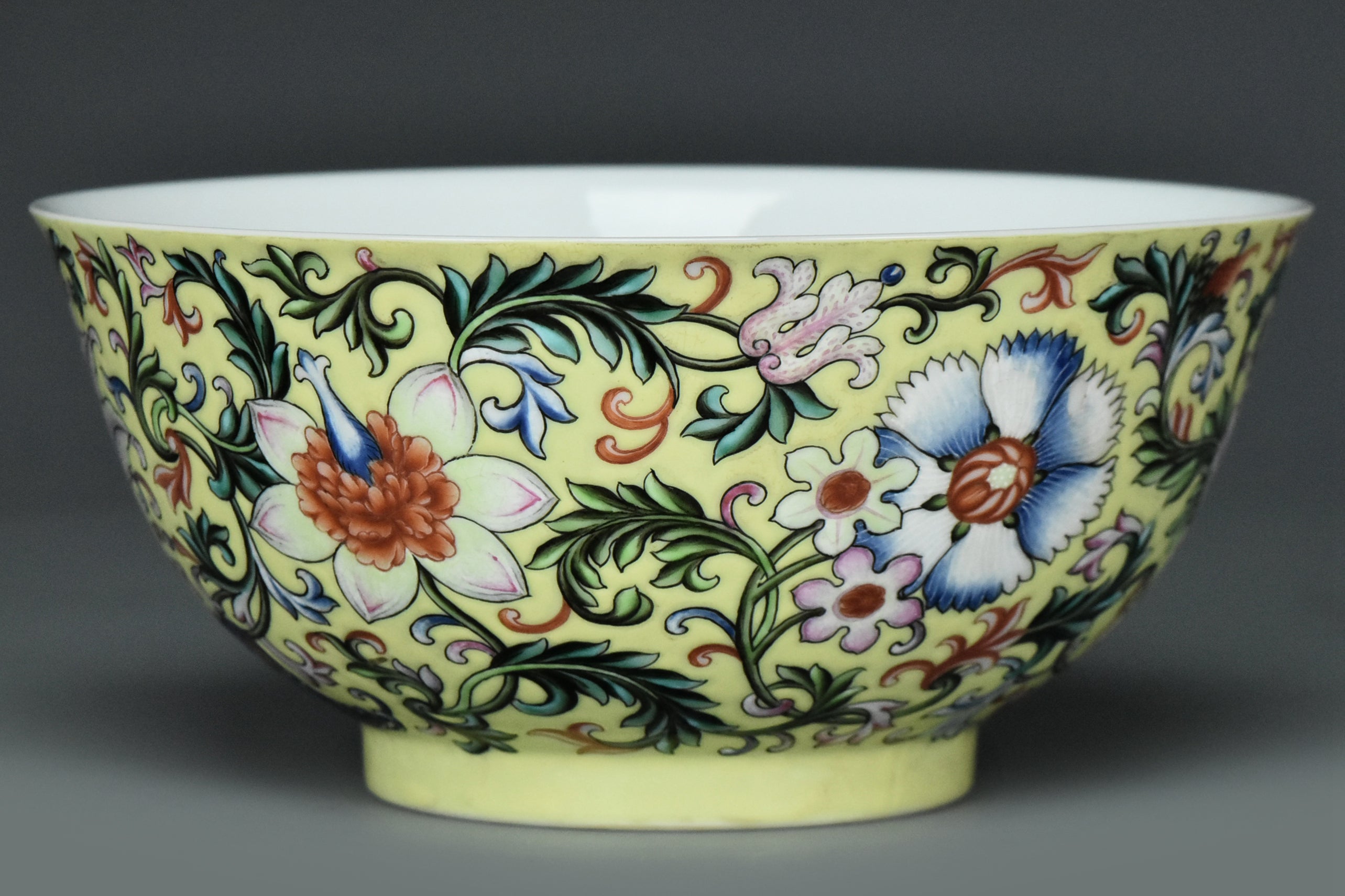 R334: A QING DYNASTY STYLE FAMILLE ROSE BOWL JIAQING MARK